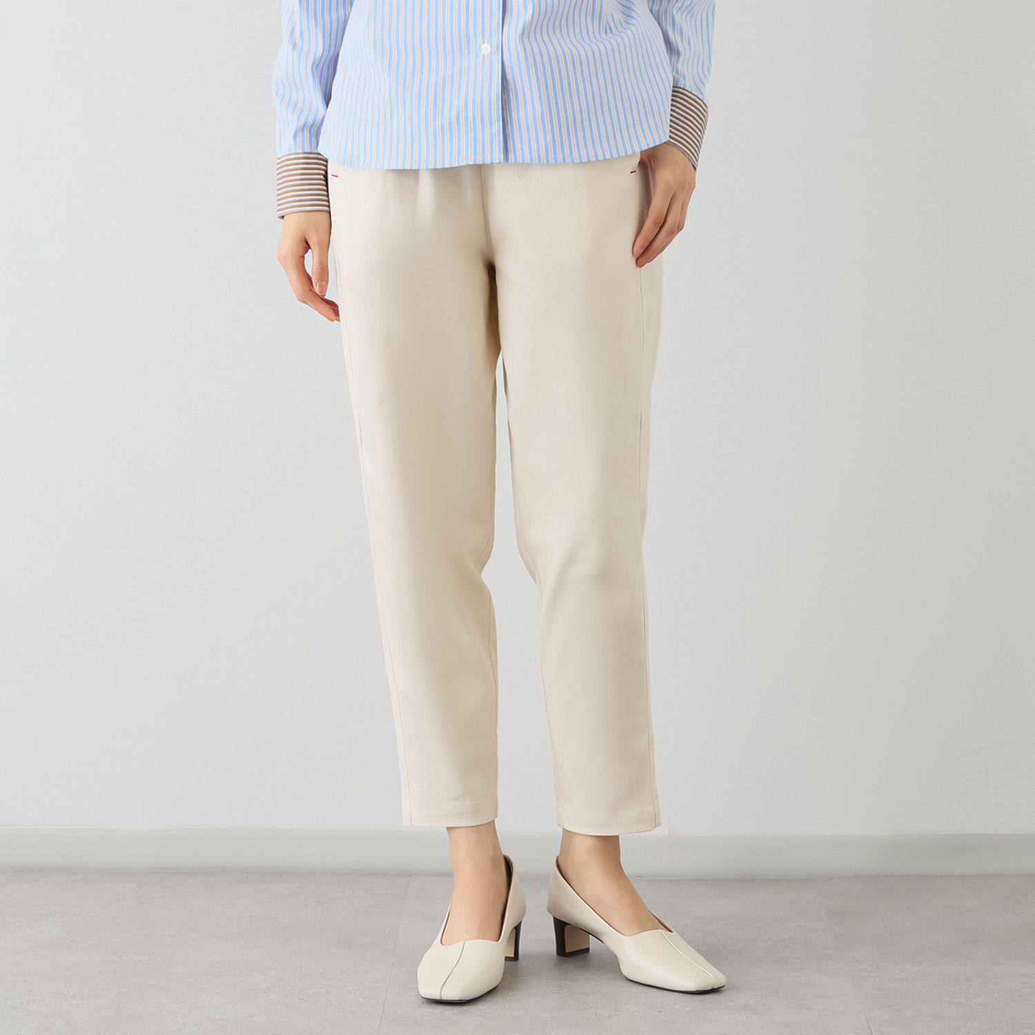 ヴィ・ドゥース コットン混ツイル微起毛 フレンチカジュアル 三角ラインで魅せる 大人のテーパードパンツ