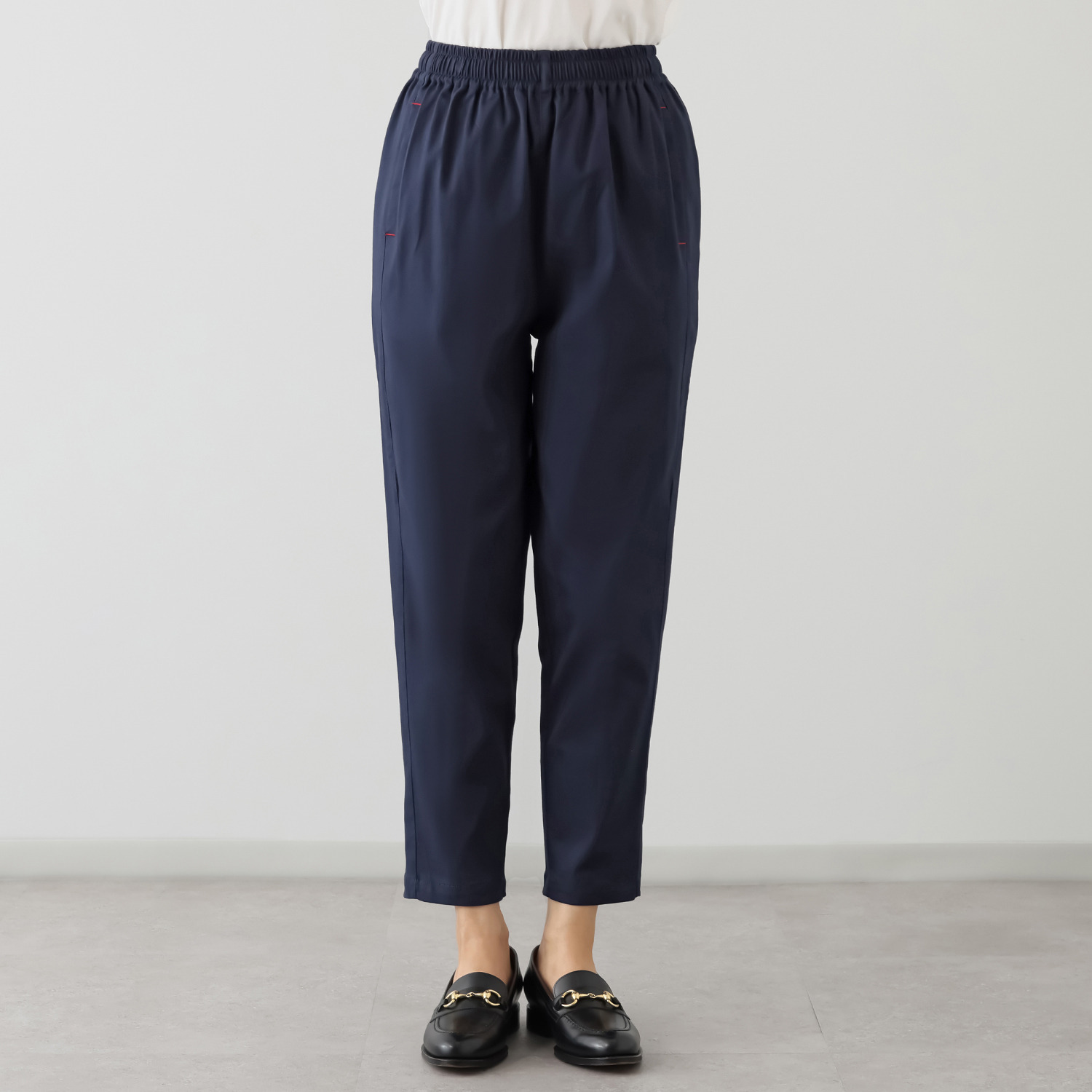 ヴィ・ドゥース コットン混ツイル微起毛 フレンチカジュアル 三角ラインで魅せる 大人のテーパードパンツ