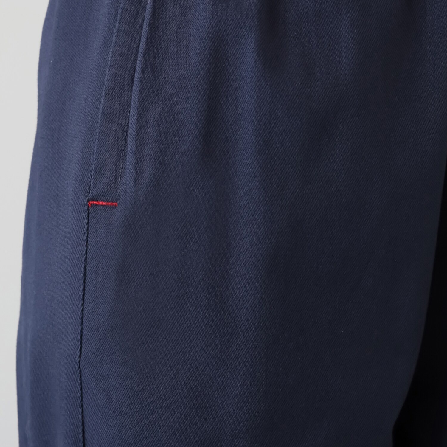 ヴィ・ドゥース コットン混ツイル微起毛 フレンチカジュアル 三角ラインで魅せる 大人のテーパードパンツ