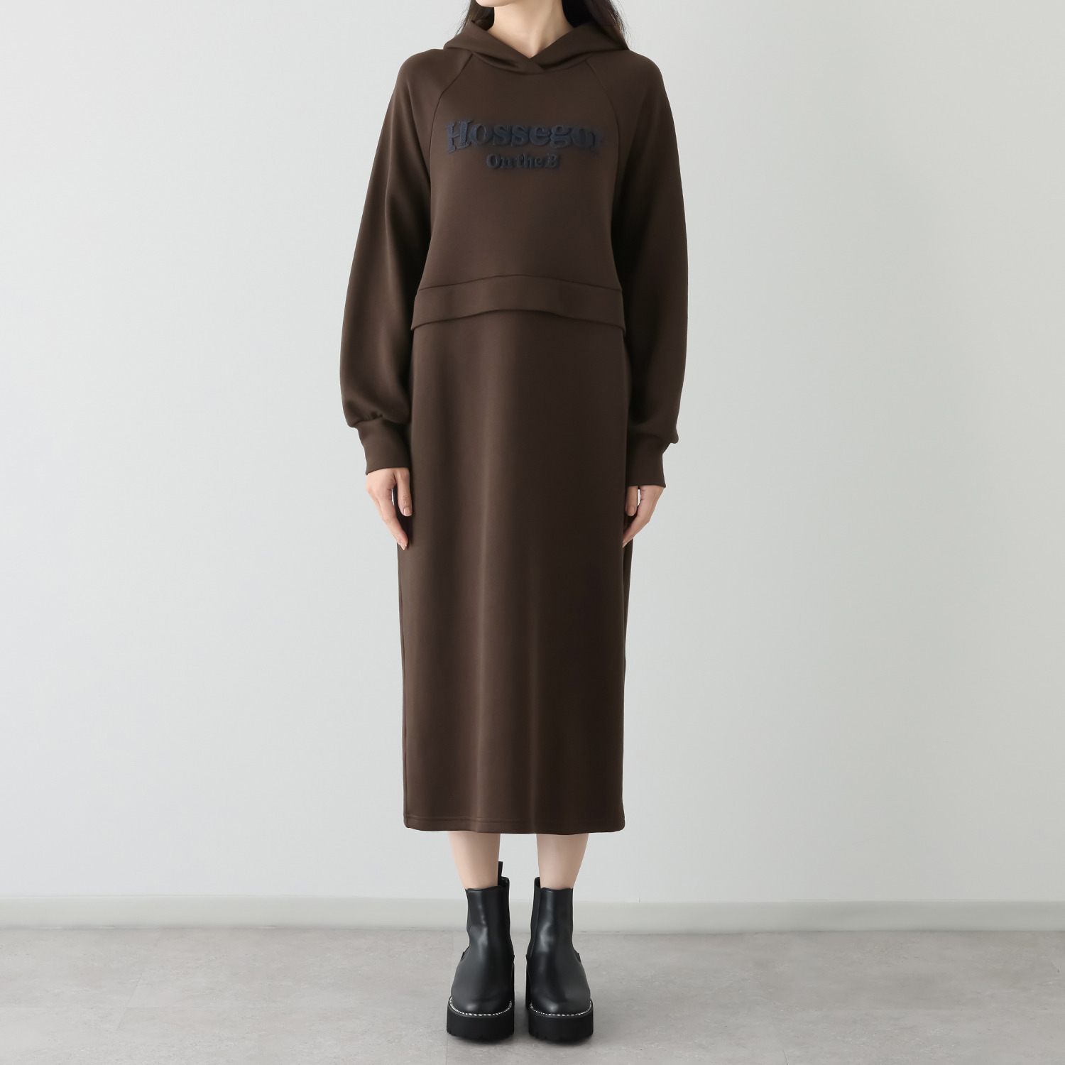 オンザビーバイサマーミー 大人カジュアルを 品良く軽快に ループステッチ刺しゅう フーディーワンピース