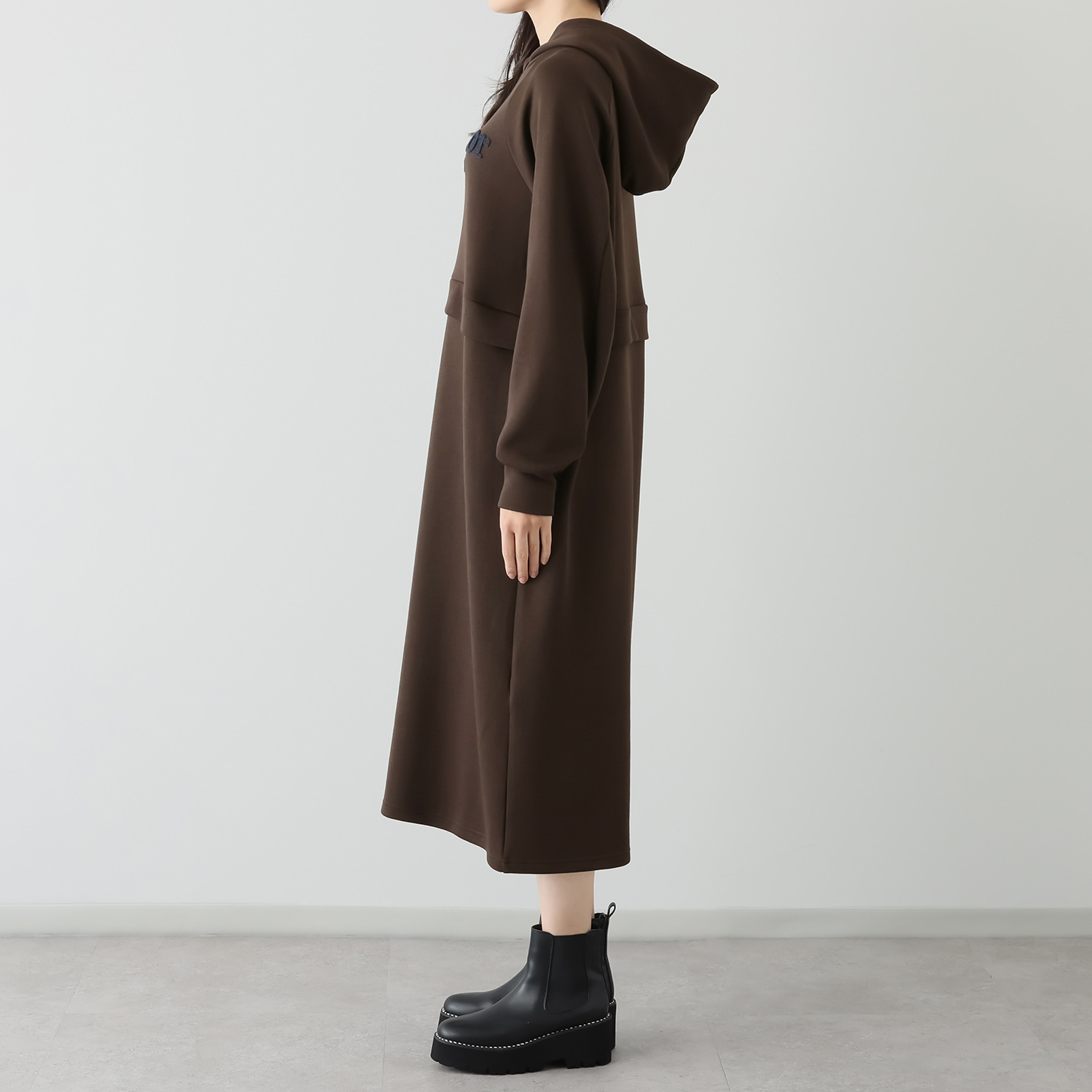 オンザビーバイサマーミー 大人カジュアルを 品良く軽快に ループステッチ刺しゅう フーディーワンピース