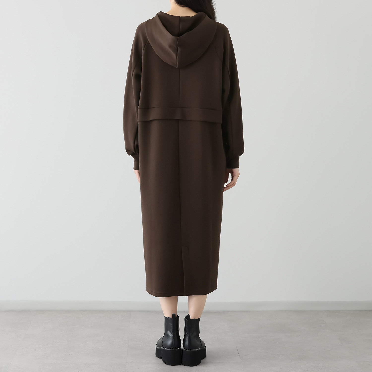 オンザビーバイサマーミー 大人カジュアルを 品良く軽快に ループステッチ刺しゅう フーディーワンピース