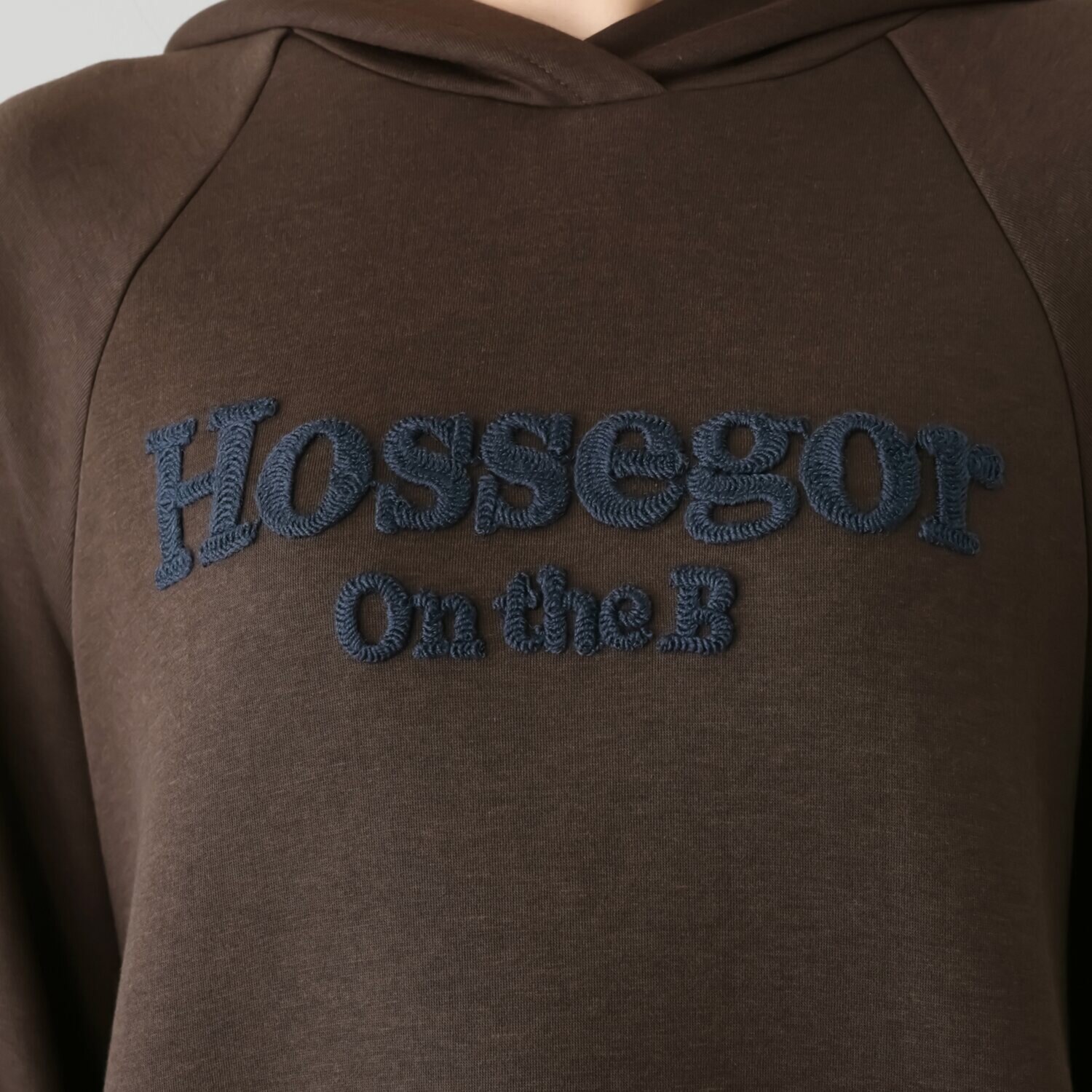 オンザビーバイサマーミー 大人カジュアルを 品良く軽快に ループステッチ刺しゅう フーディーワンピース