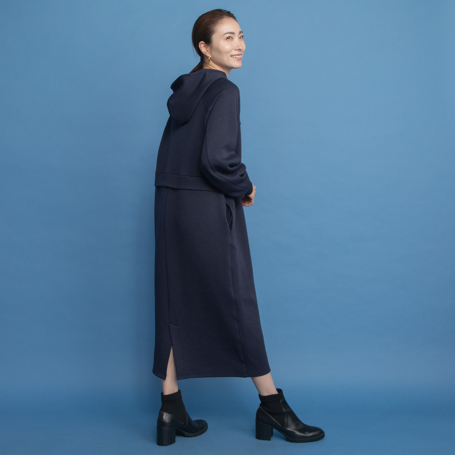 オンザビーバイサマーミー 大人カジュアルを 品良く軽快に ループステッチ刺しゅう フーディーワンピース