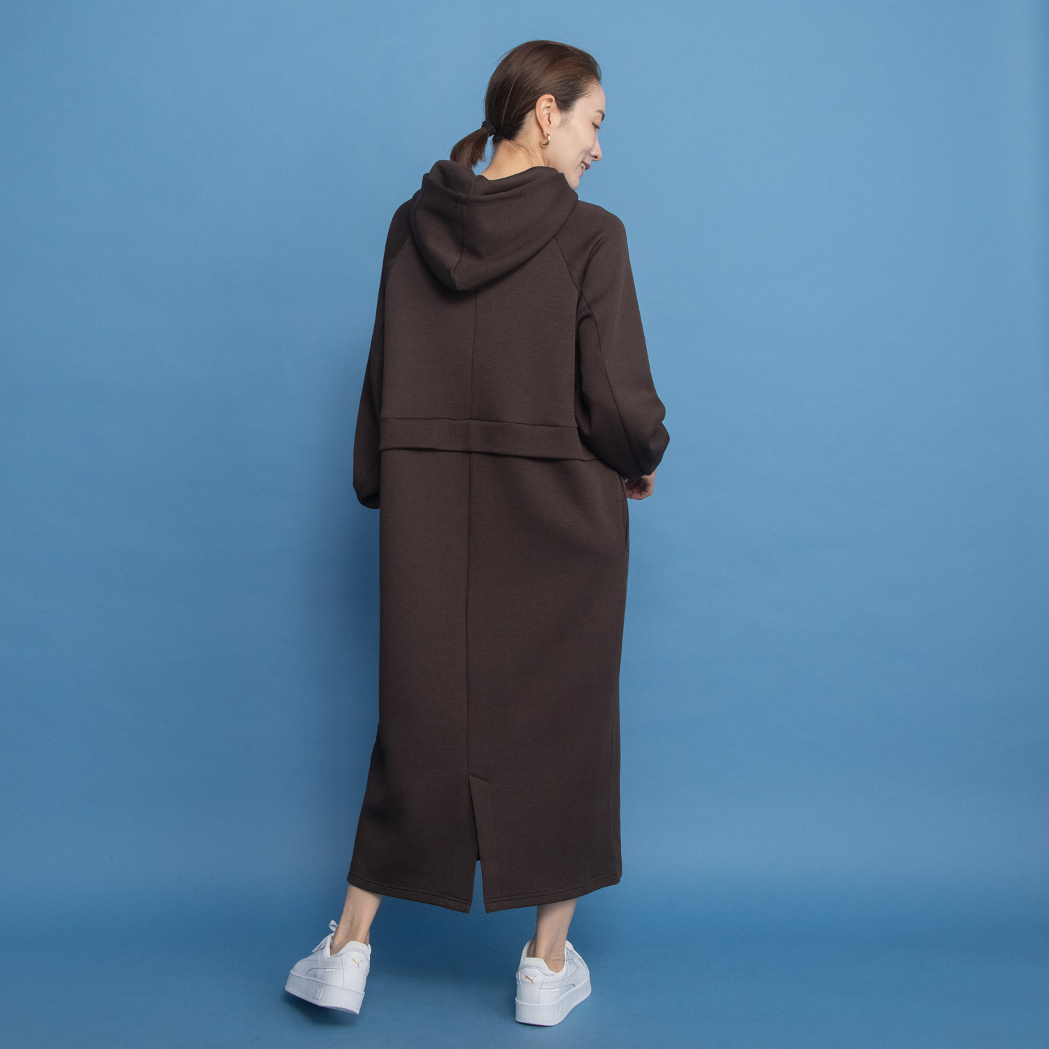 オンザビーバイサマーミー 大人カジュアルを 品良く軽快に ループステッチ刺しゅう フーディーワンピース