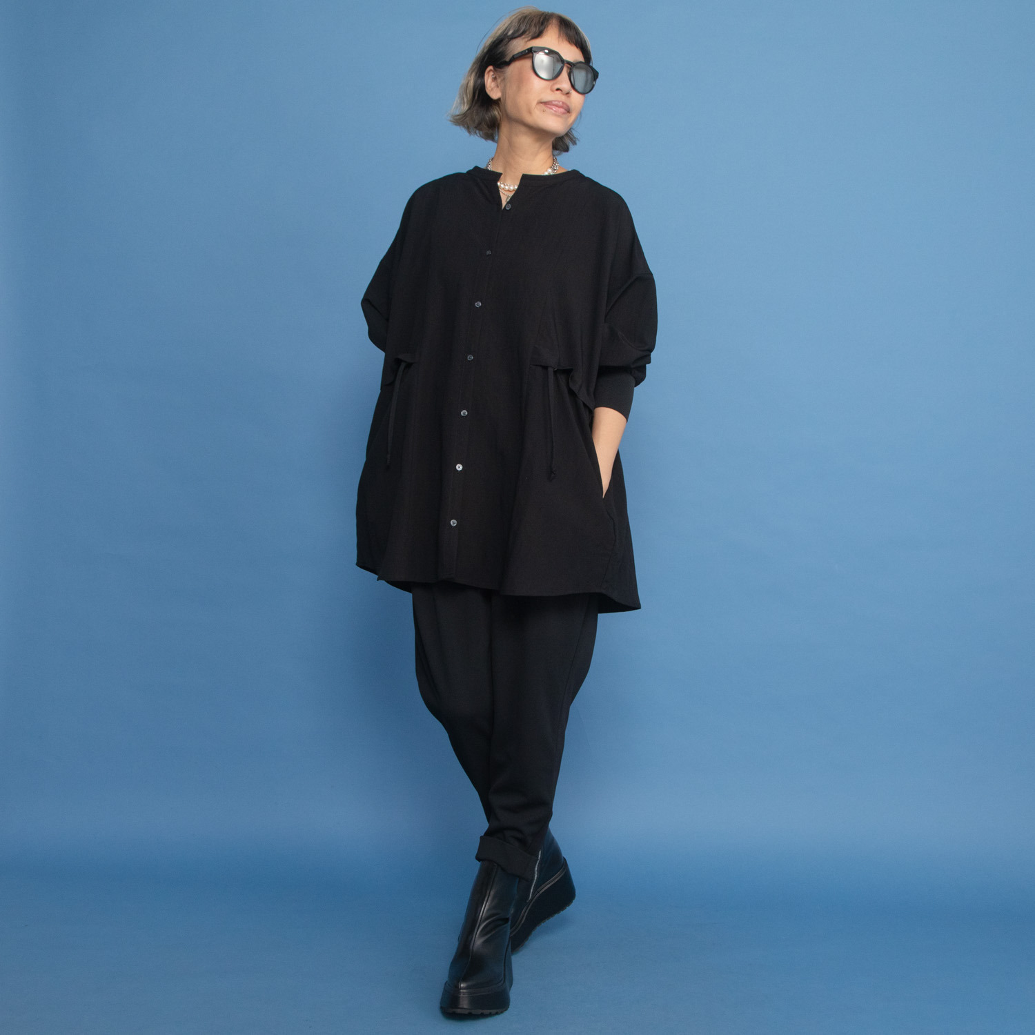 ヨーコモリモト 端境期は簡単アレンジで モードを軽やかに羽織れる デザインチュニック