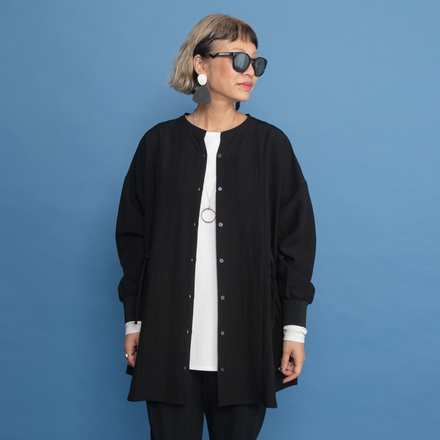 ヨーコモリモト 端境期は簡単アレンジで モードを軽やかに羽織れる デザインチュニック