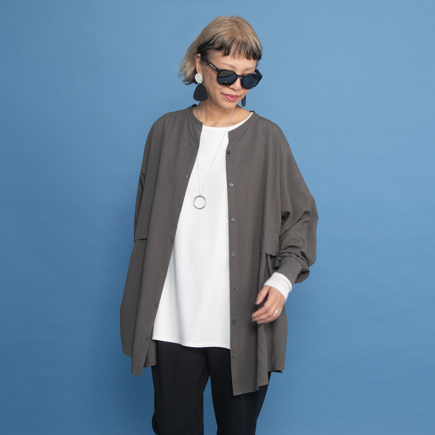 ヨーコモリモト 端境期は簡単アレンジで モードを軽やかに羽織れる デザインチュニック