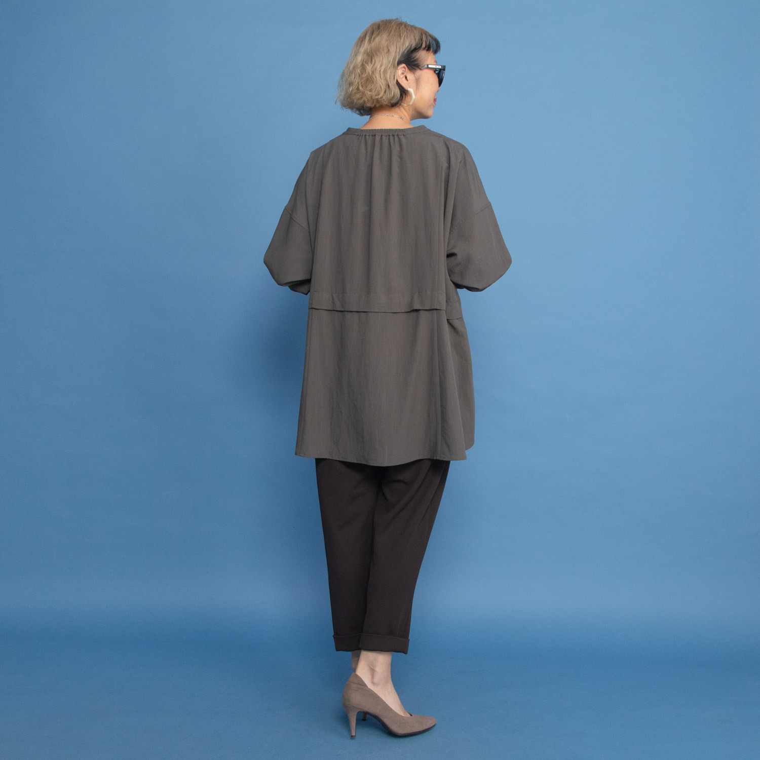 ヨーコモリモト 端境期は簡単アレンジで モードを軽やかに羽織れる デザインチュニック