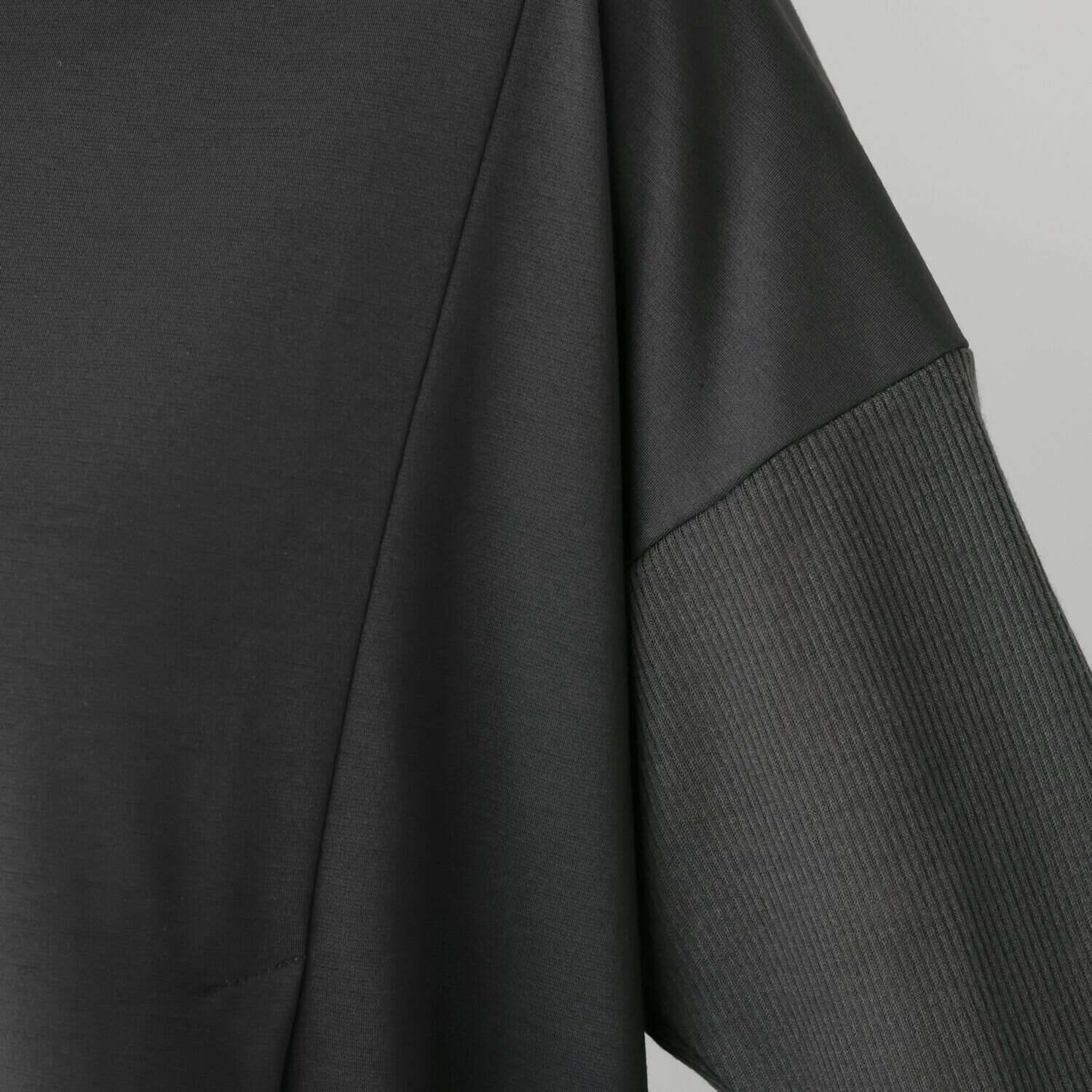 ヨーコモリモト ２ウェイデザインと 異素材でモードに装う プルオーバー