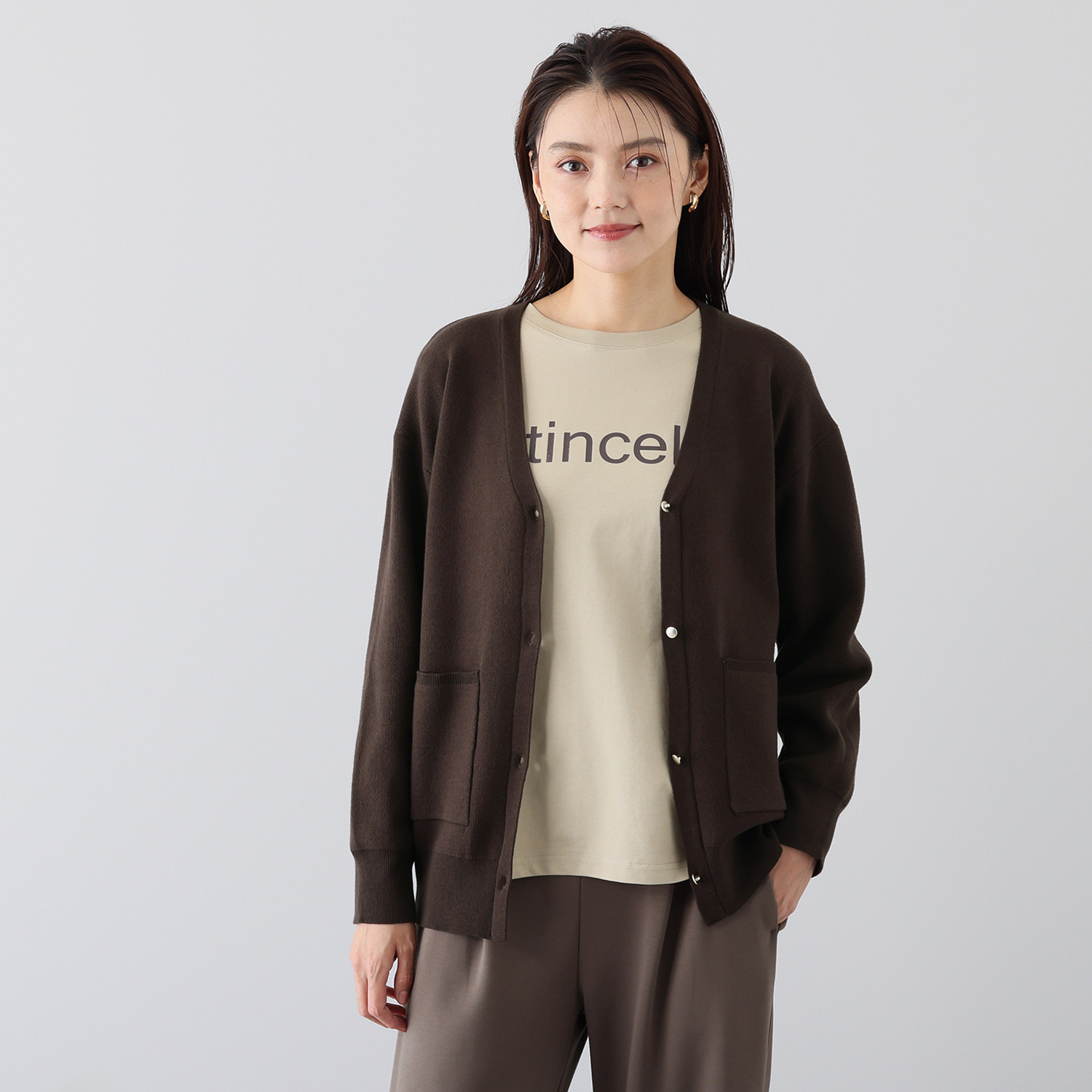 ルクオーレ ボタンアクセント Ｖネック ニットカーディガン