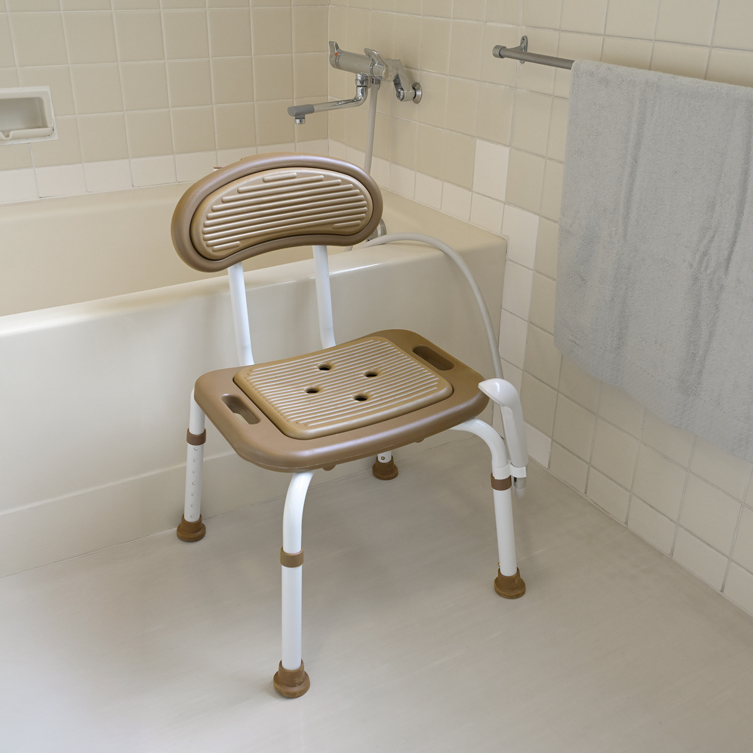 ボタン１つで簡単に 高さ調整可能 コンフォートバスチェア