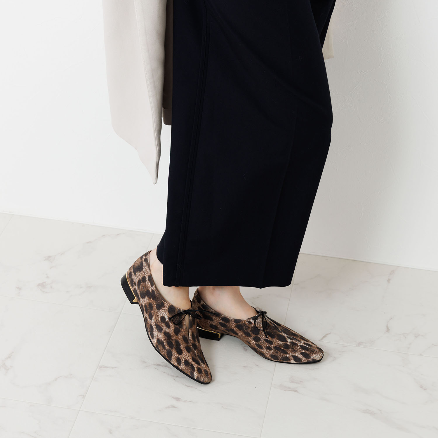 卑弥呼 日本製　はっ水レザー センタースリット リボンパンプス