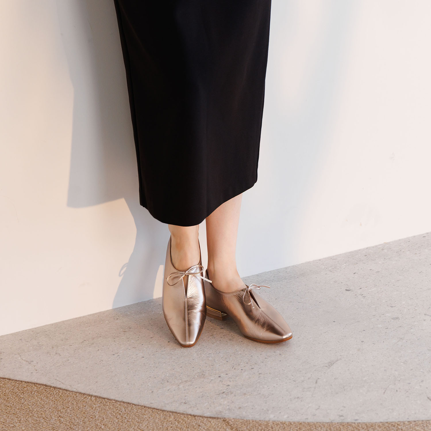 卑弥呼 日本製　はっ水レザー センタースリット リボンパンプス