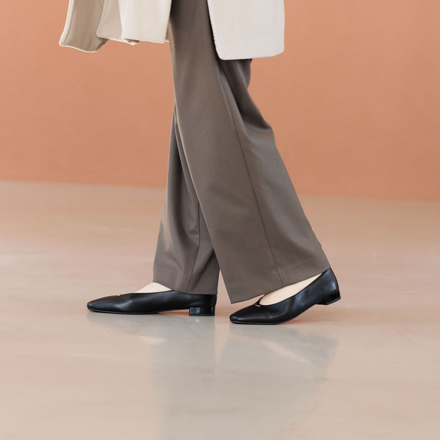 卑弥呼 日本製　はっ水羊革 メタルポイント フラットパンプス