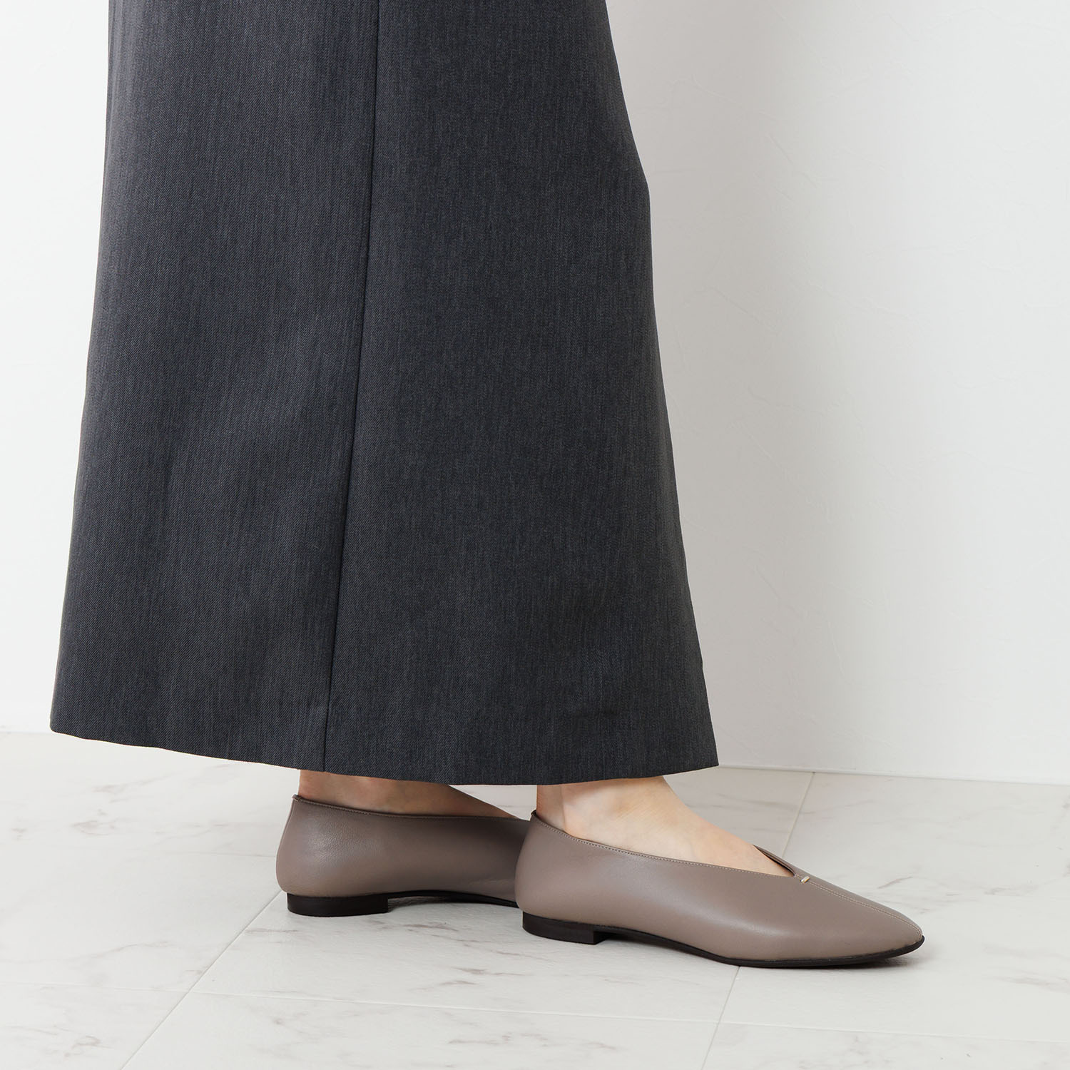 卑弥呼 日本製　はっ水羊革 メタルポイント フラットパンプス