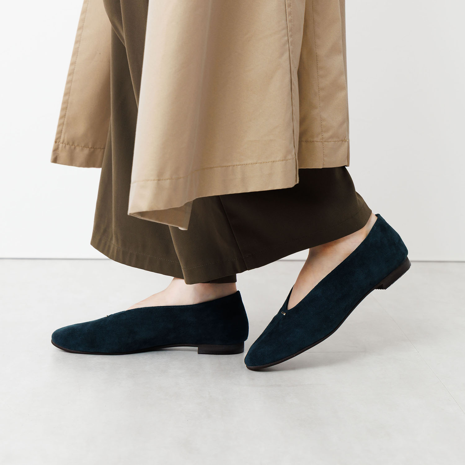 卑弥呼 日本製　はっ水羊革 メタルポイント フラットパンプス