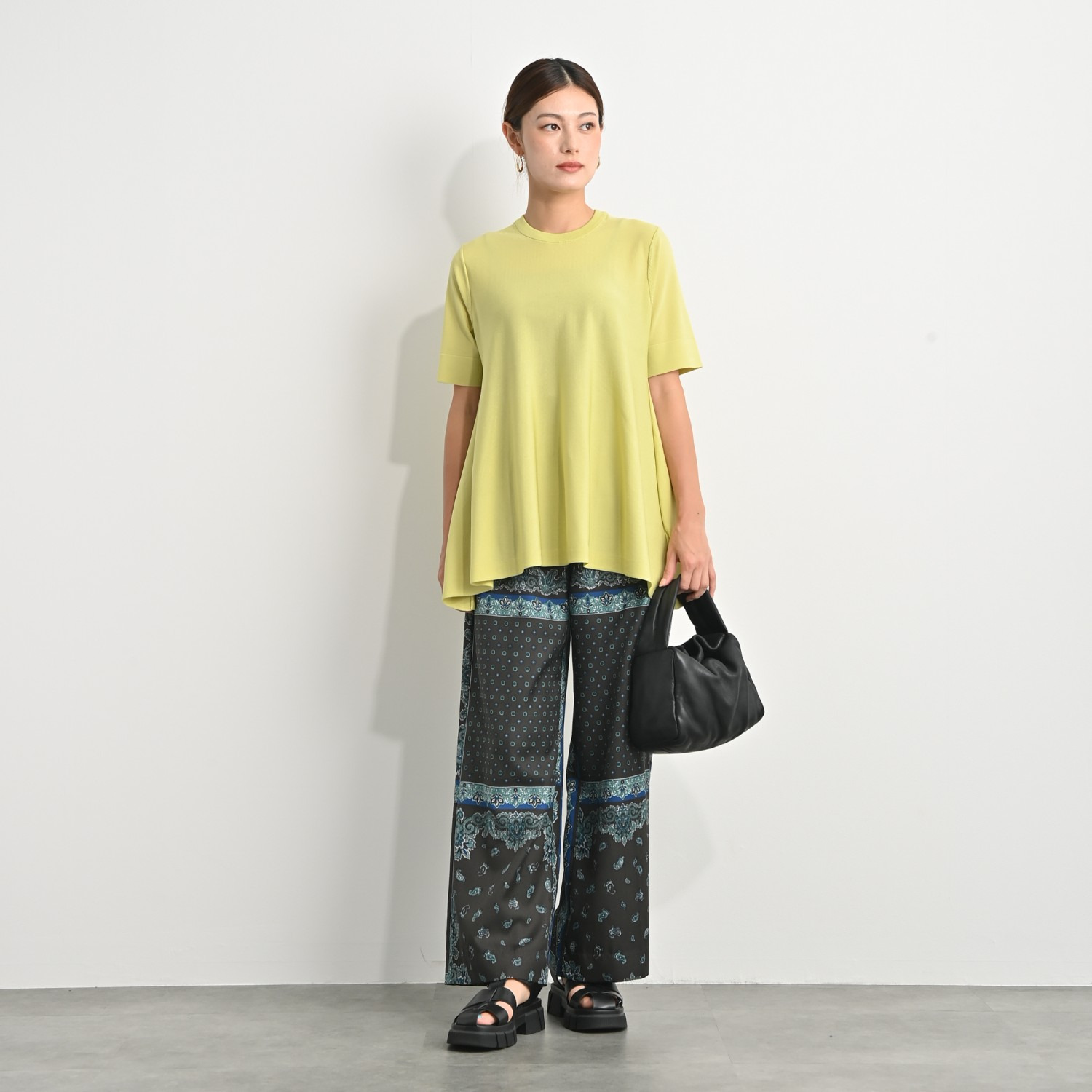 アンベロッペ 繊細な艶としなやかさ 上質アセテートブレンド プレミアムニット フレアープルオーバー