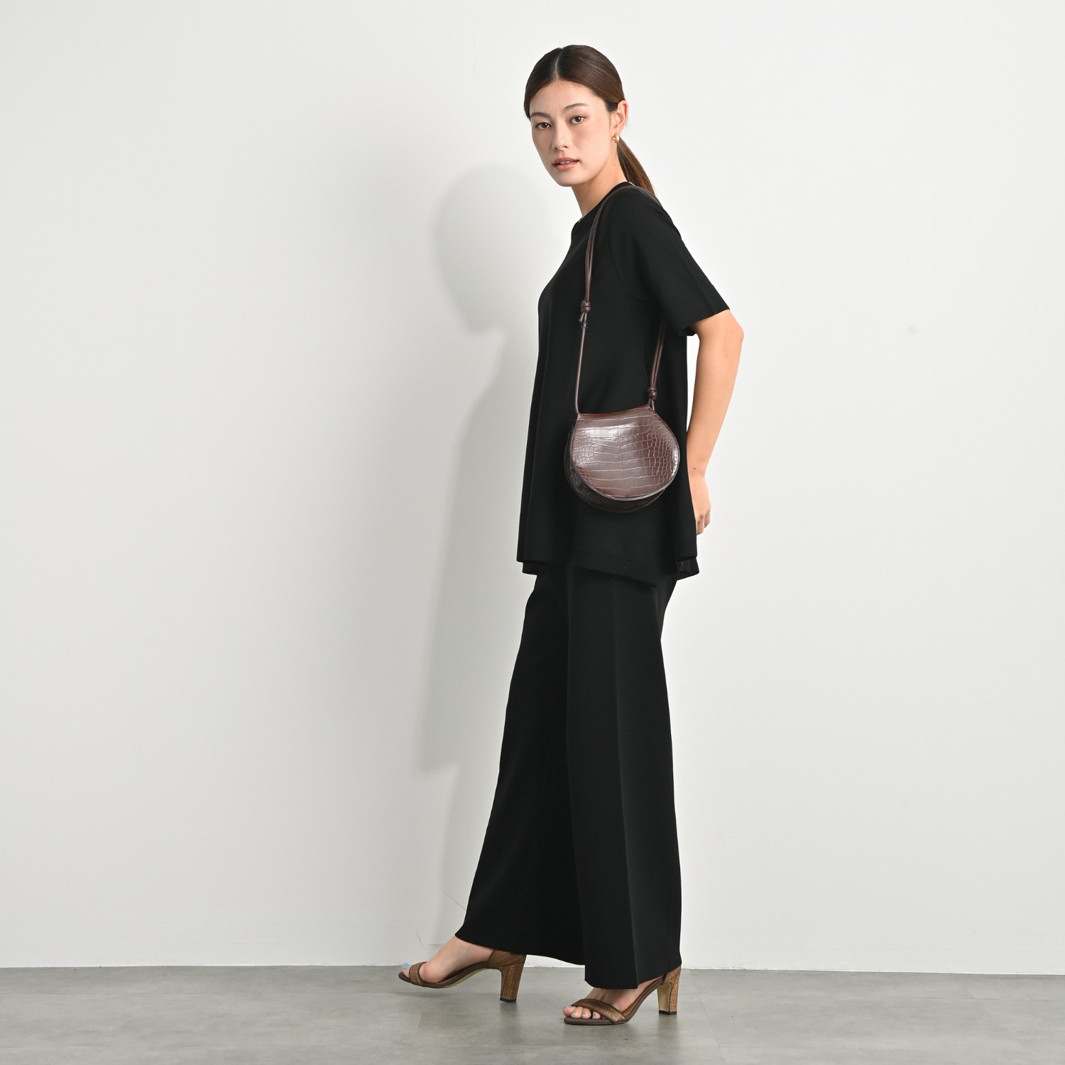 アンベロッペ 繊細な艶としなやかさ 上質アセテートブレンド プレミアムニット フレアープルオーバー