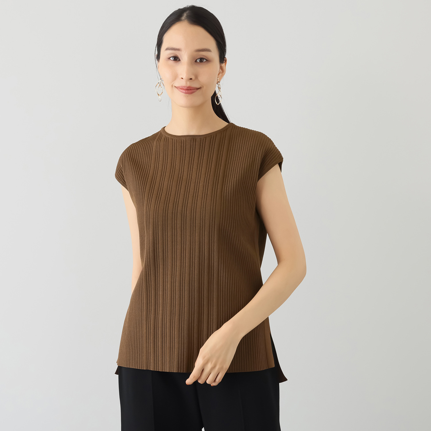 アンベロッペ 繊細な艶としなやかさ 上質アセテートブレンド プレミアムニット ノースリーブプルオーバー