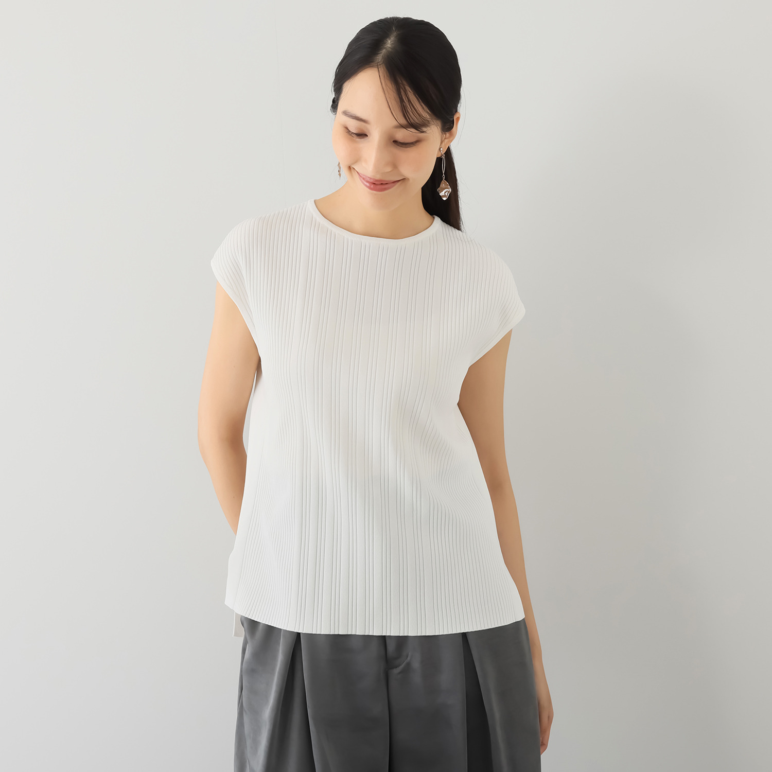 アンベロッペ 繊細な艶としなやかさ 上質アセテートブレンド プレミアムニット ノースリーブプルオーバー