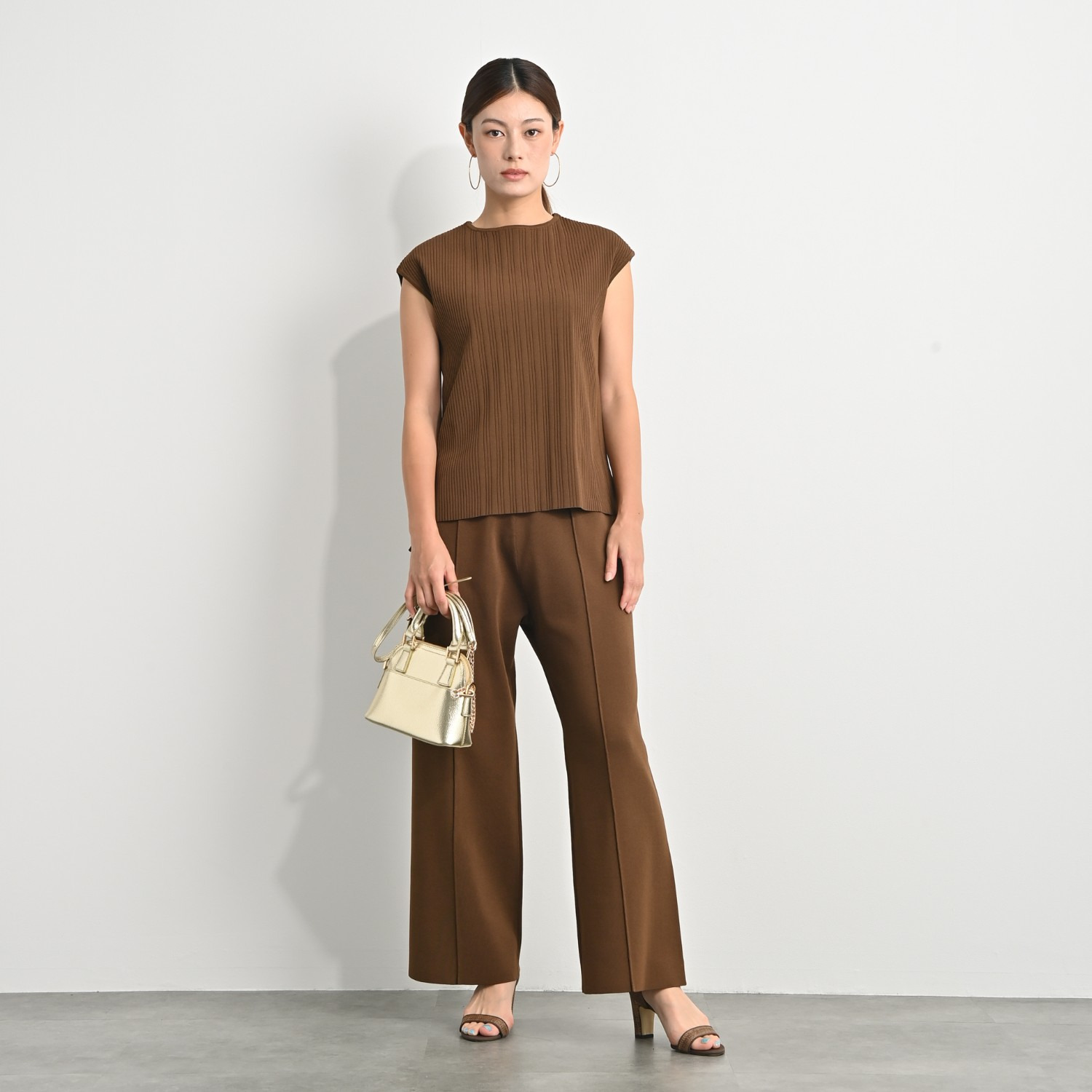 アンベロッペ 繊細な艶としなやかさ 上質アセテートブレンド プレミアムニット ノースリーブプルオーバー