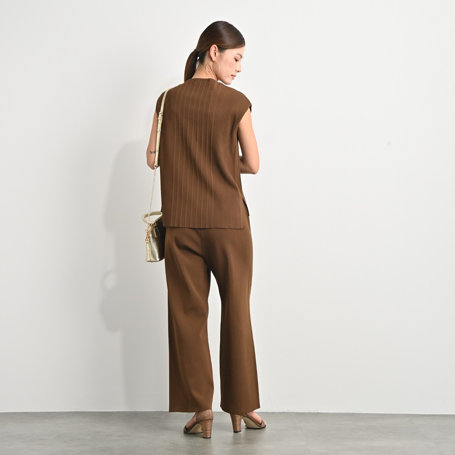 アンベロッペ 繊細な艶としなやかさ 上質アセテートブレンド プレミアムニット ノースリーブプルオーバー