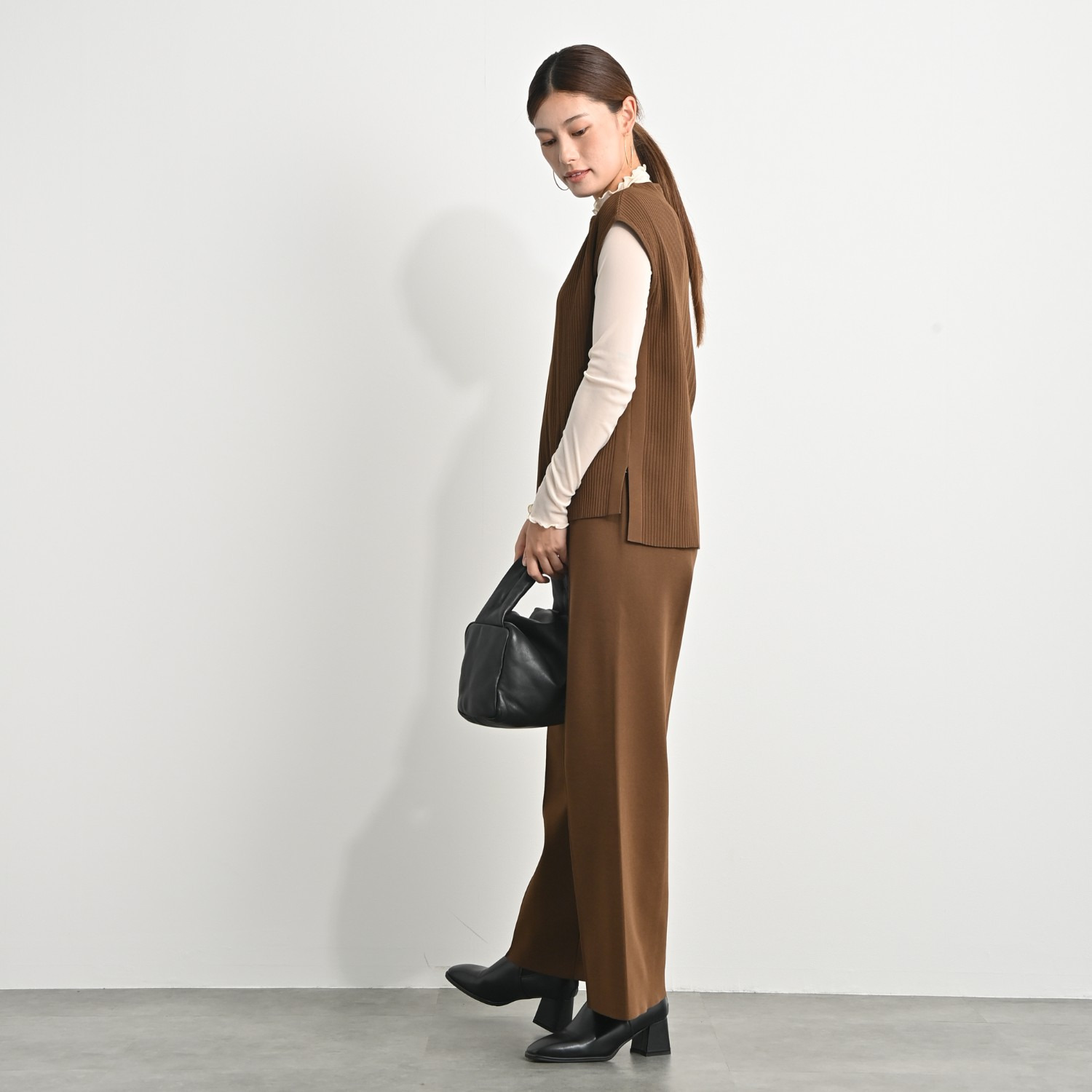 アンベロッペ 繊細な艶としなやかさ 上質アセテートブレンド プレミアムニット ノースリーブプルオーバー