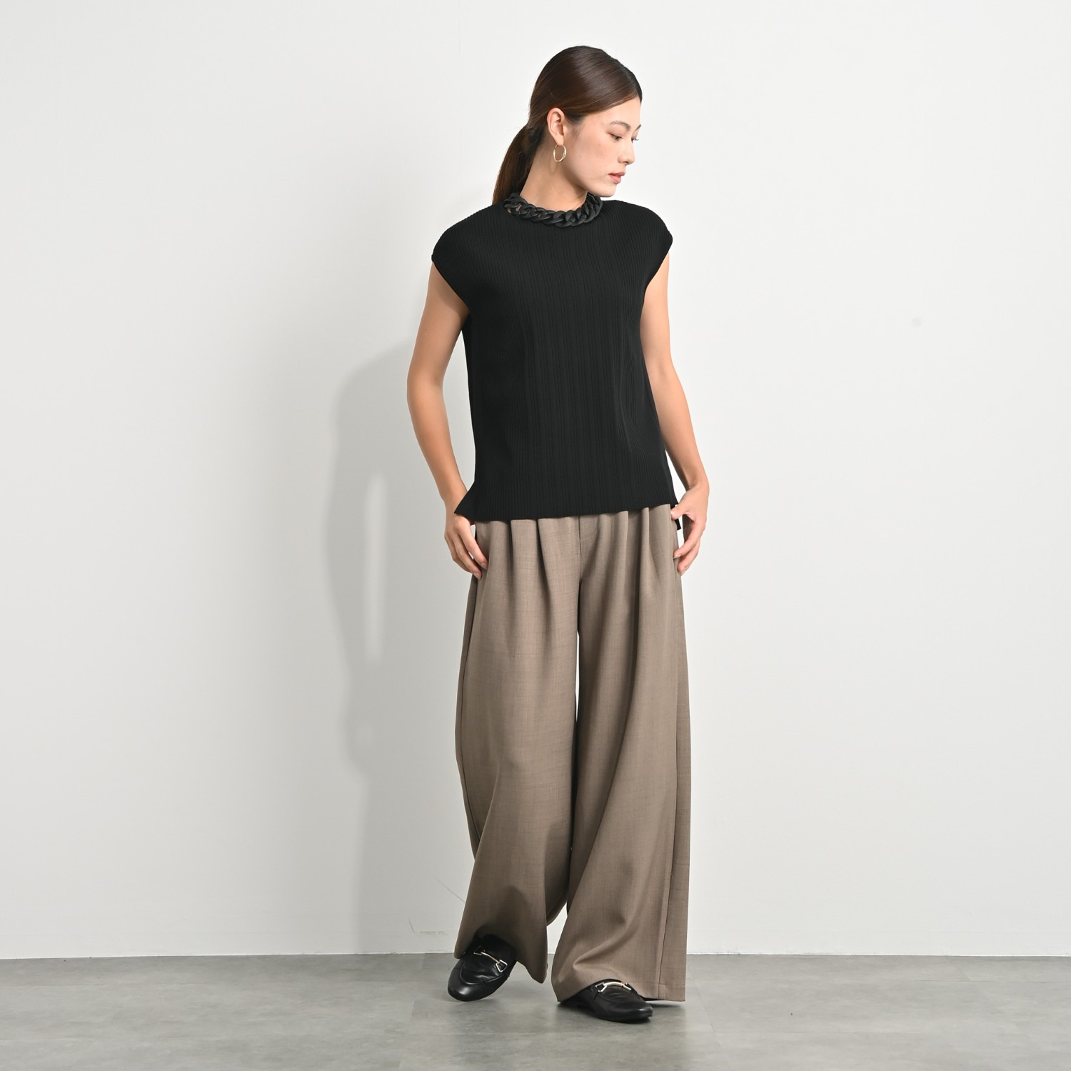 アンベロッペ 繊細な艶としなやかさ 上質アセテートブレンド プレミアムニット ノースリーブプルオーバー