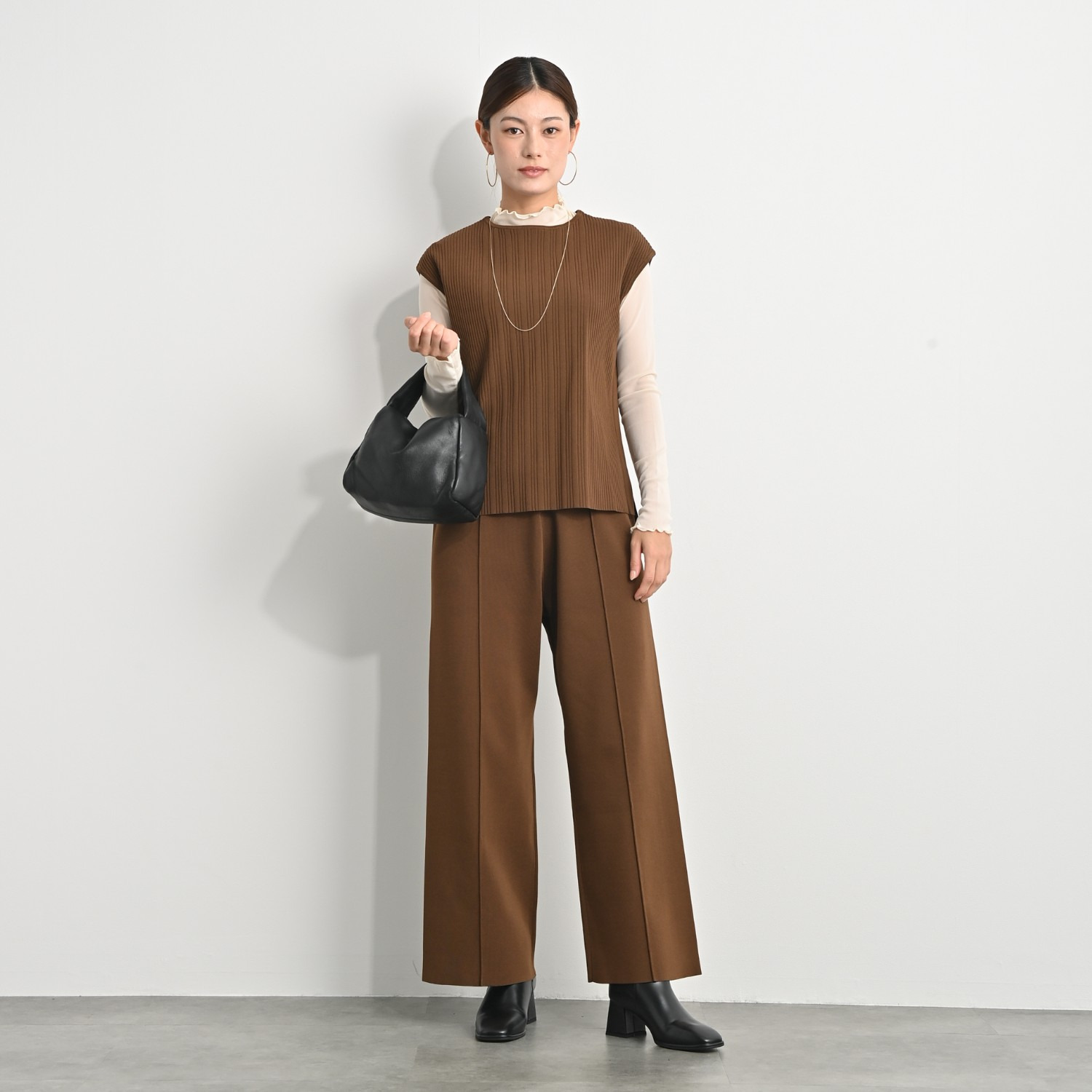 アンベロッペ 繊細な艶としなやかさ 上質アセテートブレンド プレミアムニット ピンタックパンツ