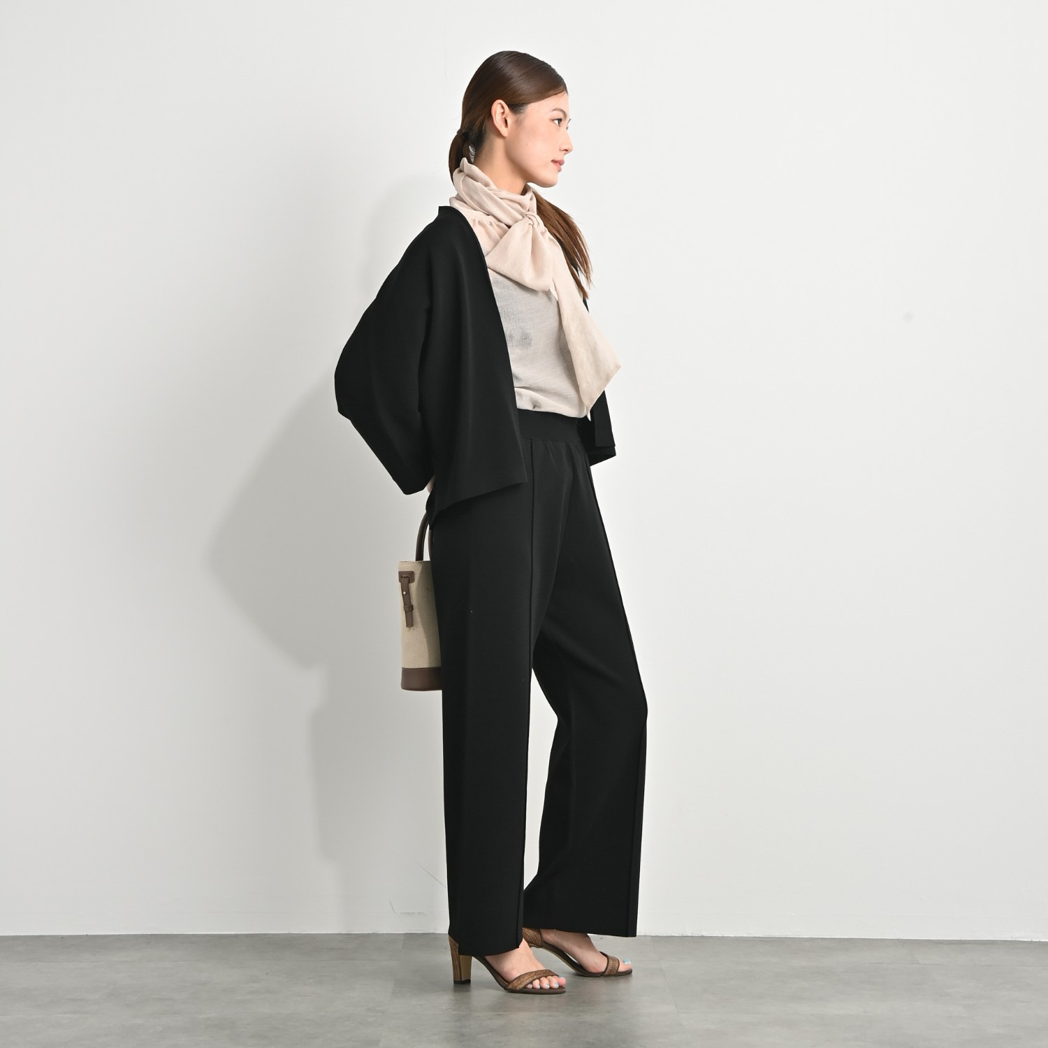 アンベロッペ 繊細な艶としなやかさ 上質アセテートブレンド プレミアムニット ピンタックパンツ