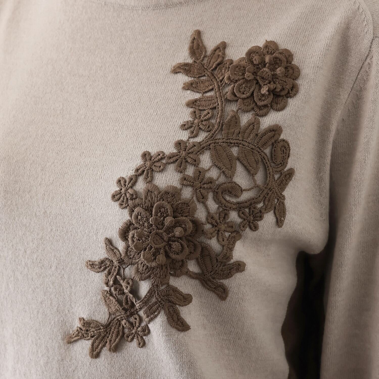 メゾン馬里邑 立体レースアクセント インターシャ バイカラー切替 モックネック ニットプルオーバー