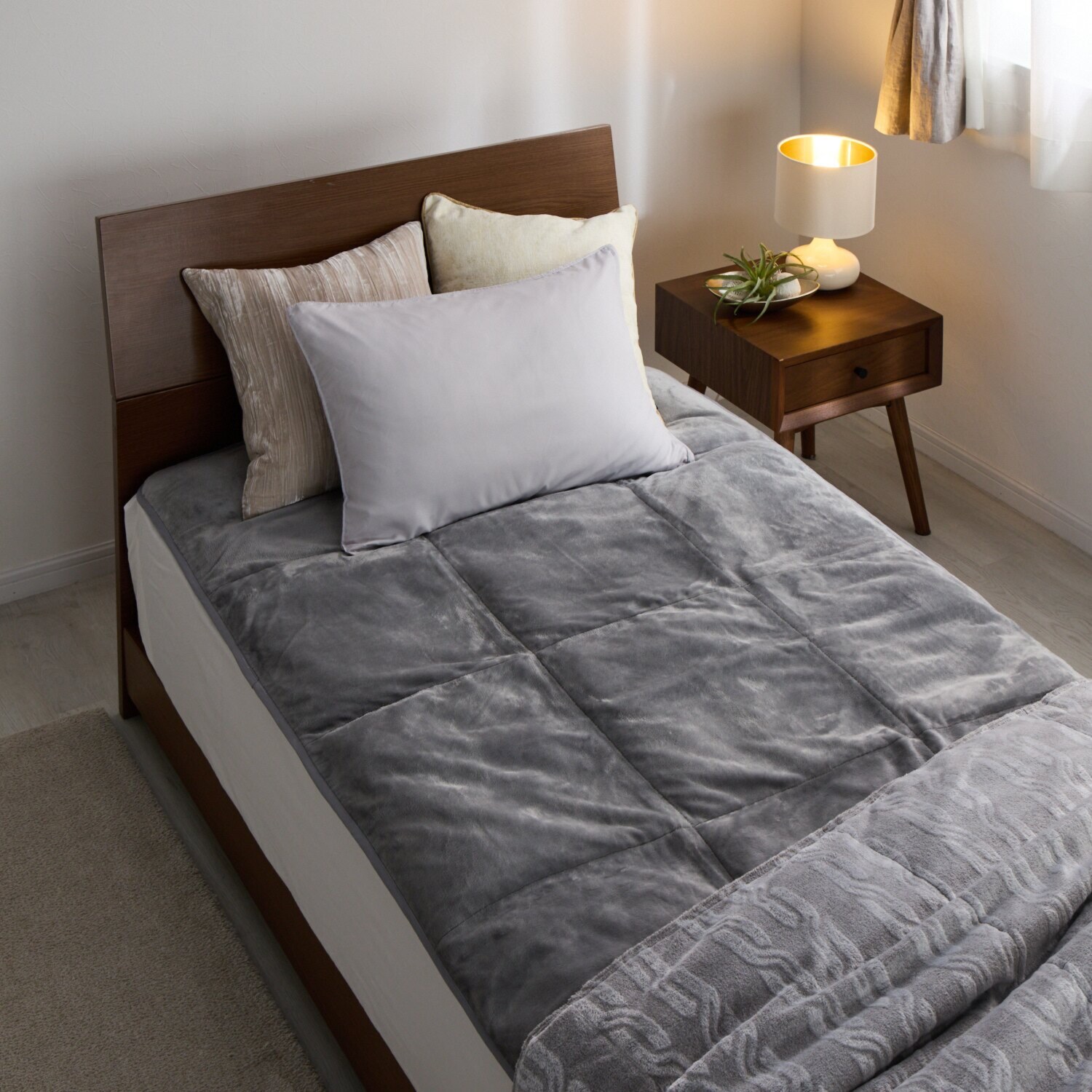 モリリン ダウン・吸湿発熱素材・ アルミ蒸着蓄熱シートで トリプルホット！ ハイパーメタルウォームＩＩＩ ふわぽか敷きパッド ＜セミダブル＞