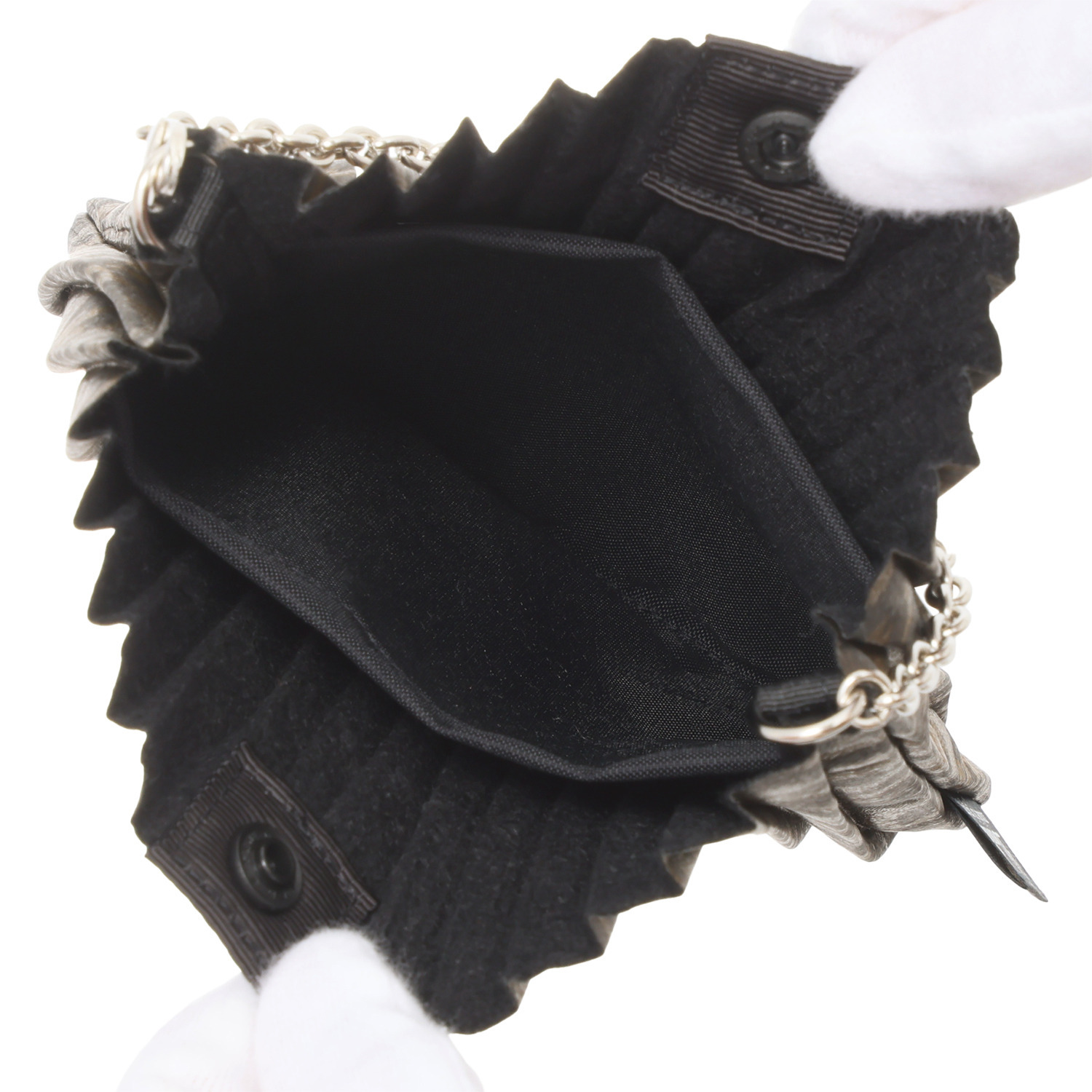 ディオニス 日本製　はっ水 スマホケースにピッタリ！ スタイリッシュプリーツ 軽量ミニショルダーバッグ