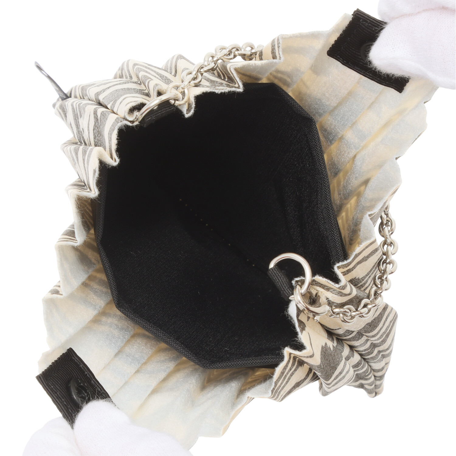 ディオニス 日本製　はっ水 スマホケースにピッタリ！ スタイリッシュプリーツ 軽量ミニショルダーバッグ