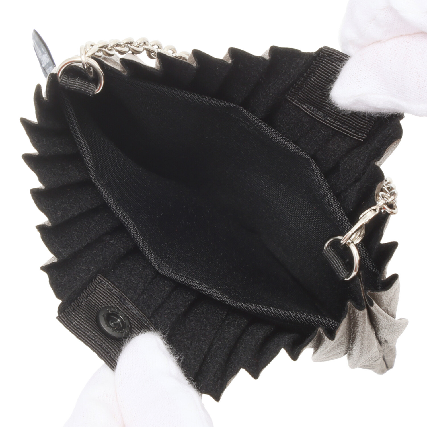 ディオニス 日本製　はっ水 スマホケースにピッタリ！ スタイリッシュプリーツ 軽量ミニショルダーバッグ