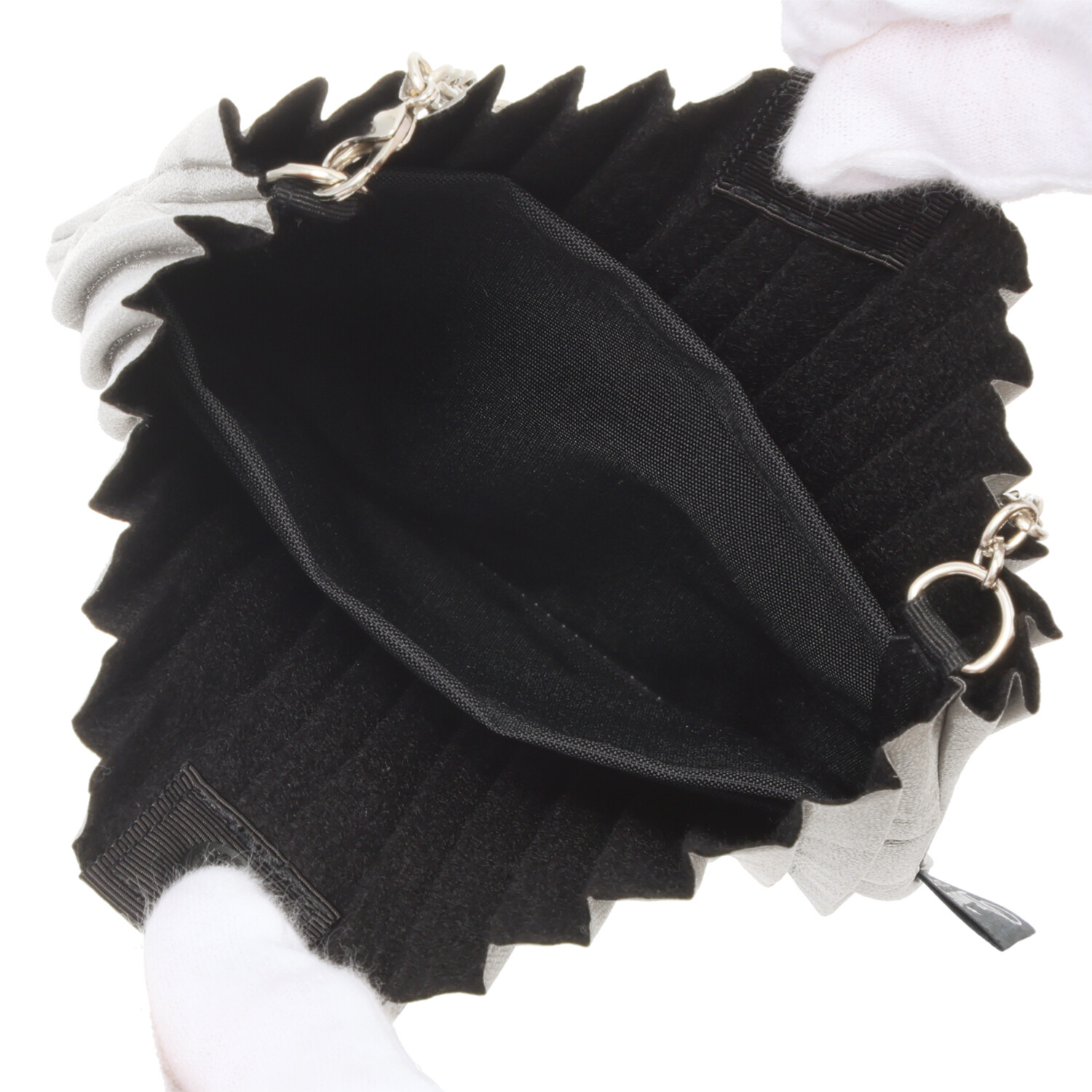 ディオニス 日本製　はっ水 スマホケースにピッタリ！ スタイリッシュプリーツ 軽量ミニショルダーバッグ