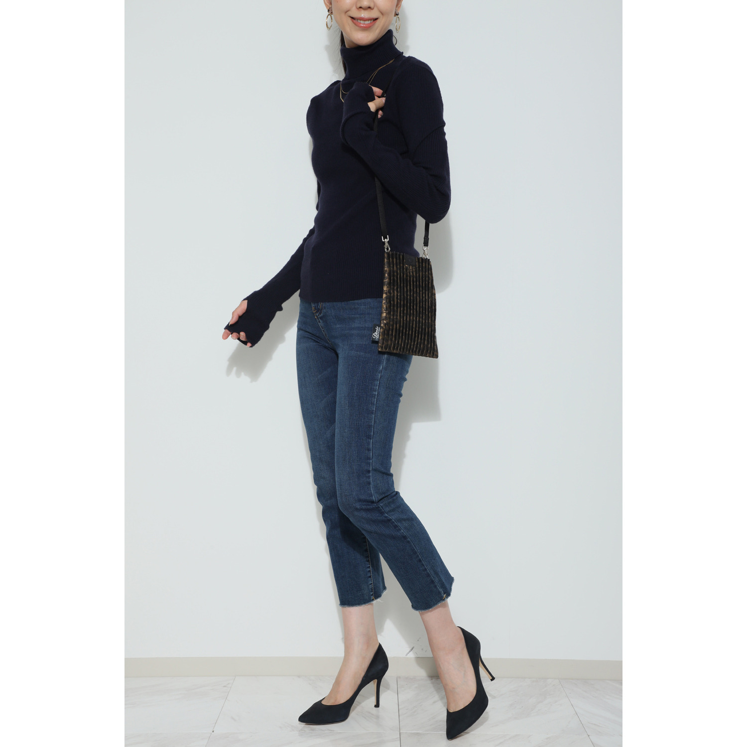 ディオニス 日本製　はっ水 スマホケースにピッタリ！ スタイリッシュプリーツ 軽量ミニショルダーバッグ