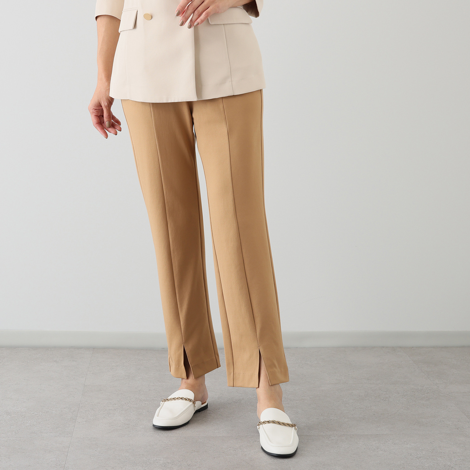 ラ・シュシュ 吸汗速乾に優れ シワになりにくい素材の センタースリット入り ストレートパンツ