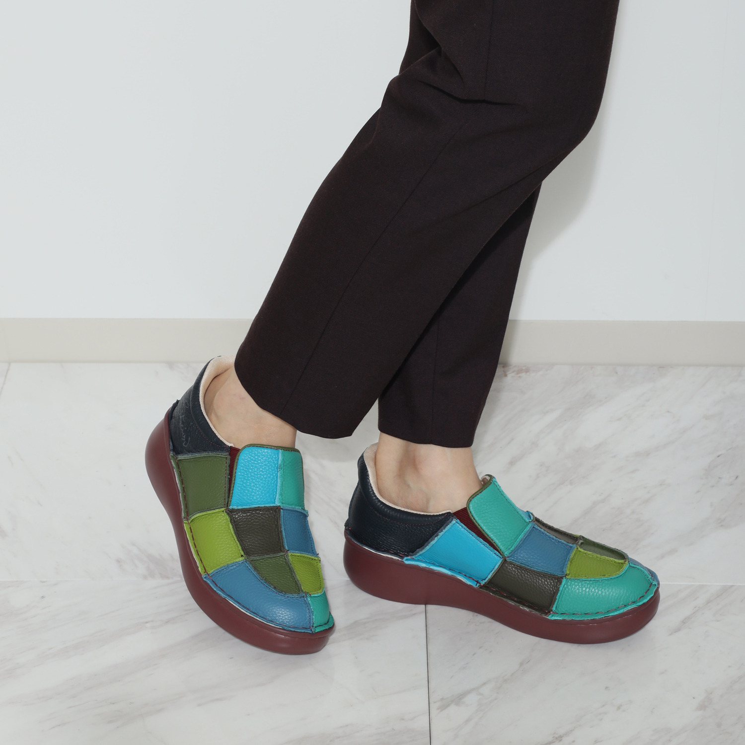 エスタシオン ショップチャンネル デビュー１０周年！ 牛革シュリンク型押し 切替軽量スリッポン