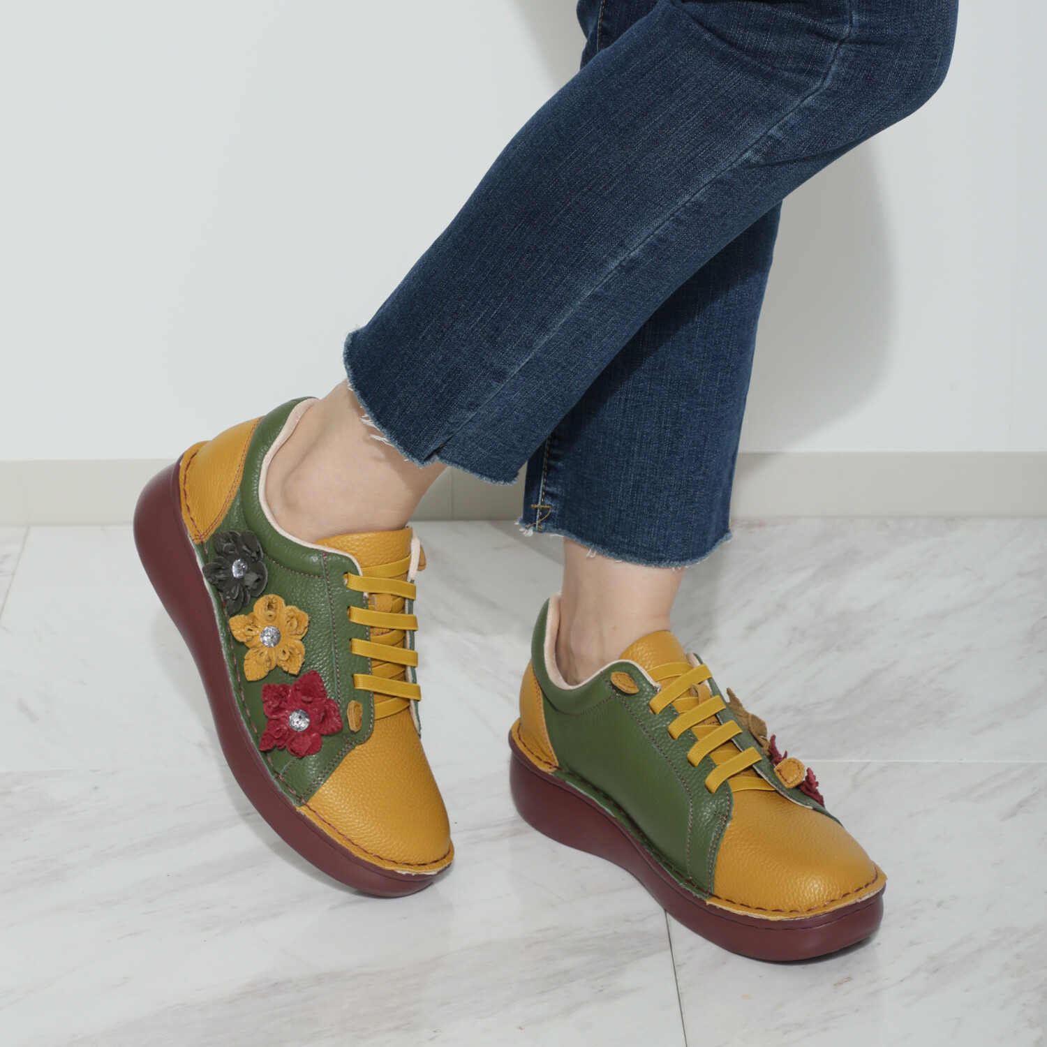 エスタシオン 牛革シュリンク型押し フラワーモティーフ 軽量ゴムレースシューズ