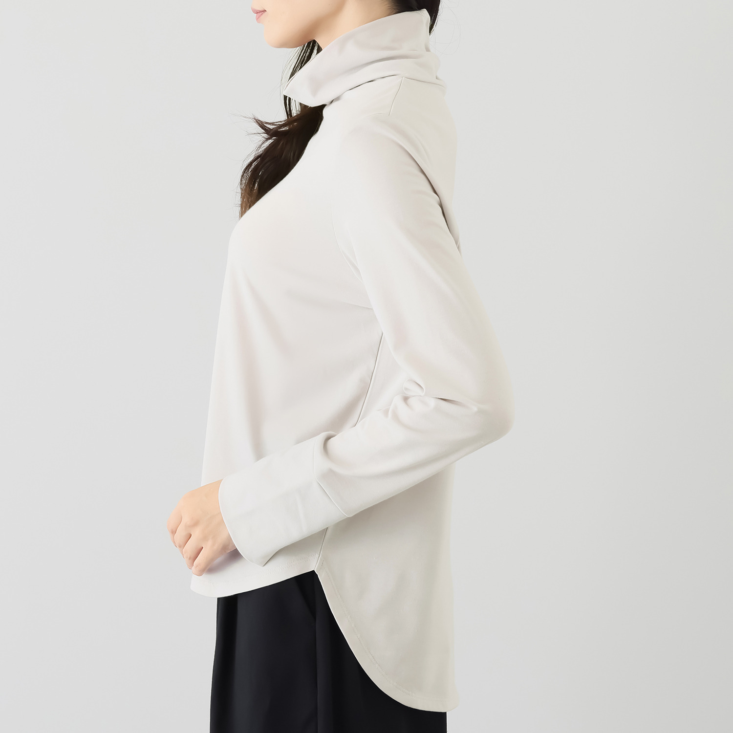 エバーグリーン エバーモア さりげないモード感が 都会的な オフタートル カットソープルオーバー