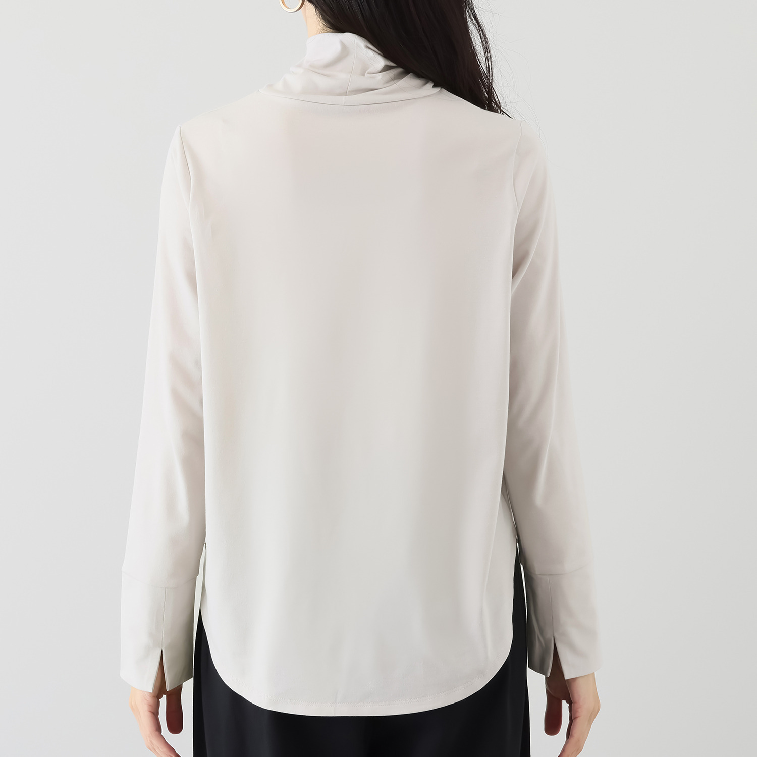 エバーグリーン エバーモア さりげないモード感が 都会的な オフタートル カットソープルオーバー