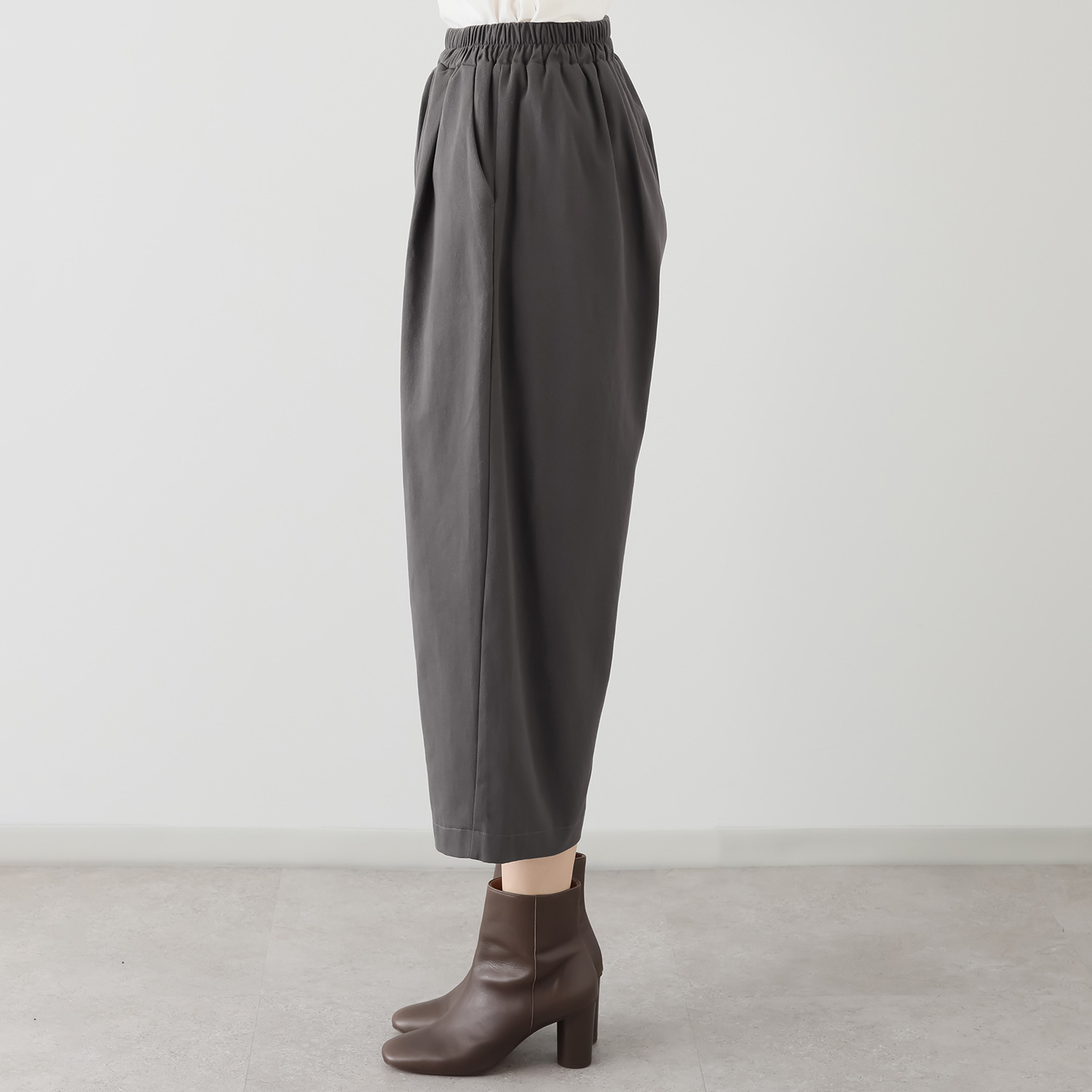 エバーグリーン エバーモア はくだけで雰囲気漂う コクーンパンツ