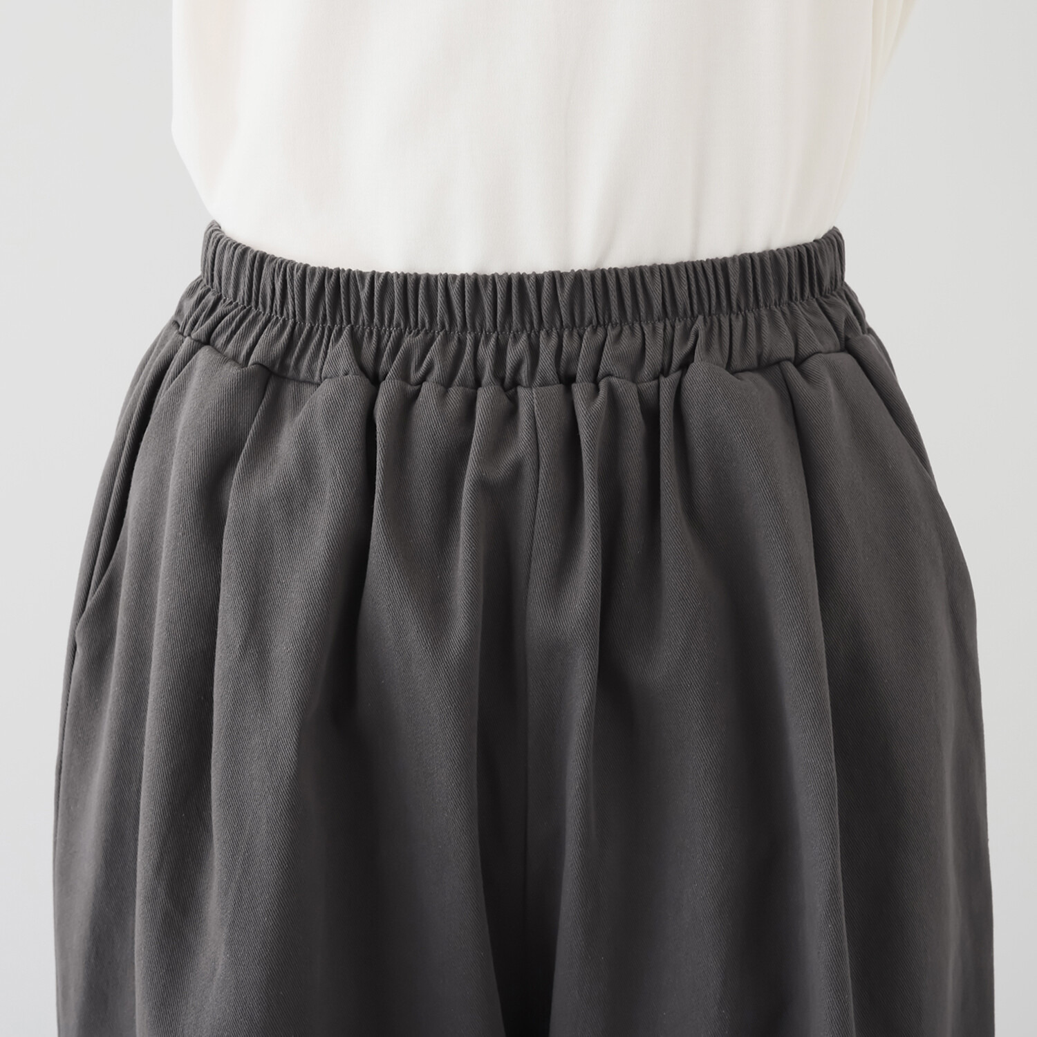 エバーグリーン エバーモア はくだけで雰囲気漂う コクーンパンツ