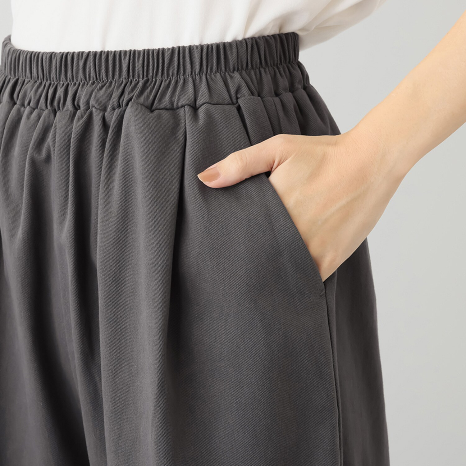 エバーグリーン エバーモア はくだけで雰囲気漂う コクーンパンツ