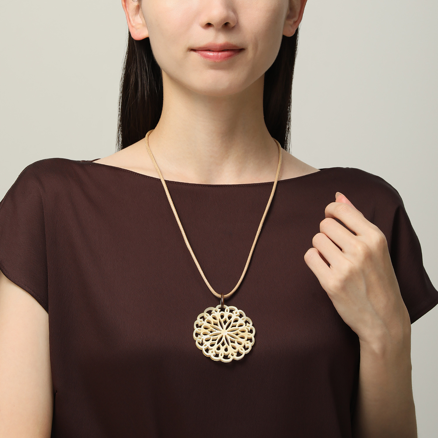 グランシフォレ 水牛 透かし彫り ロングコードペンダント