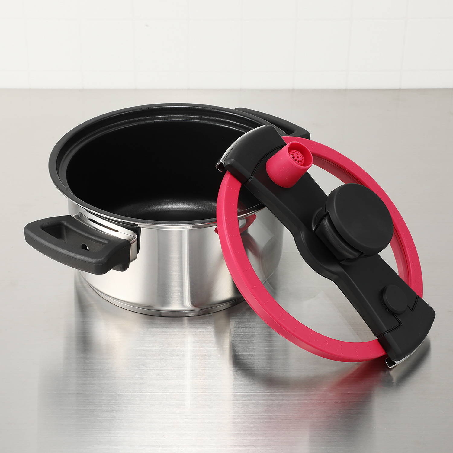 使い方はいたって簡単！ 適度な加圧で 時短でおいしく！ 普通の鍋とも 圧力鍋とも違う マイヤー クイッカークッキング ＜３リットル＞