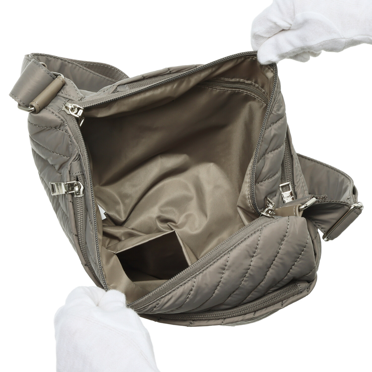 イザック はっ水　軽量 ナイロンキルティング ショルダーバッグ