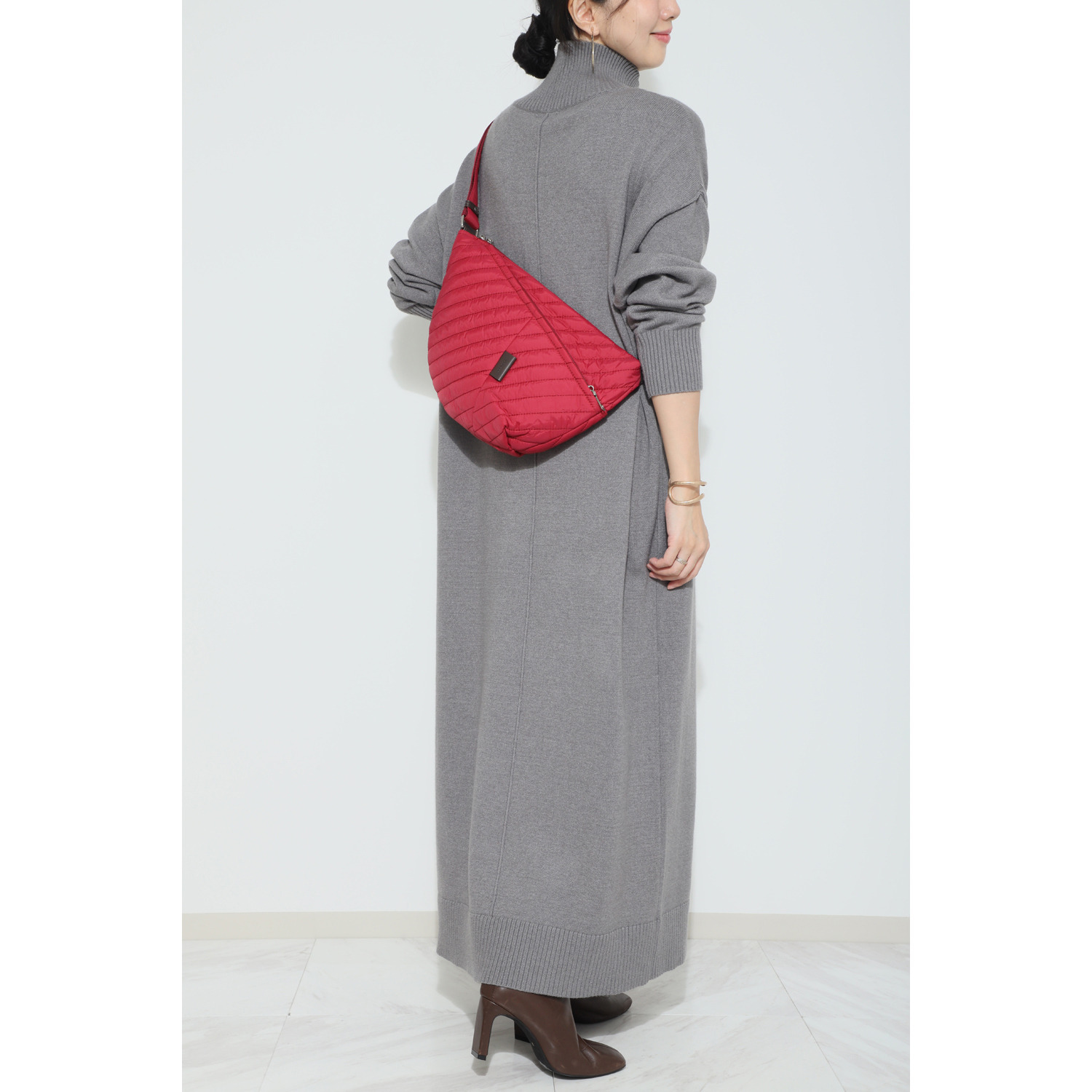 イザック はっ水　軽量 ナイロンキルティング ショルダーバッグ